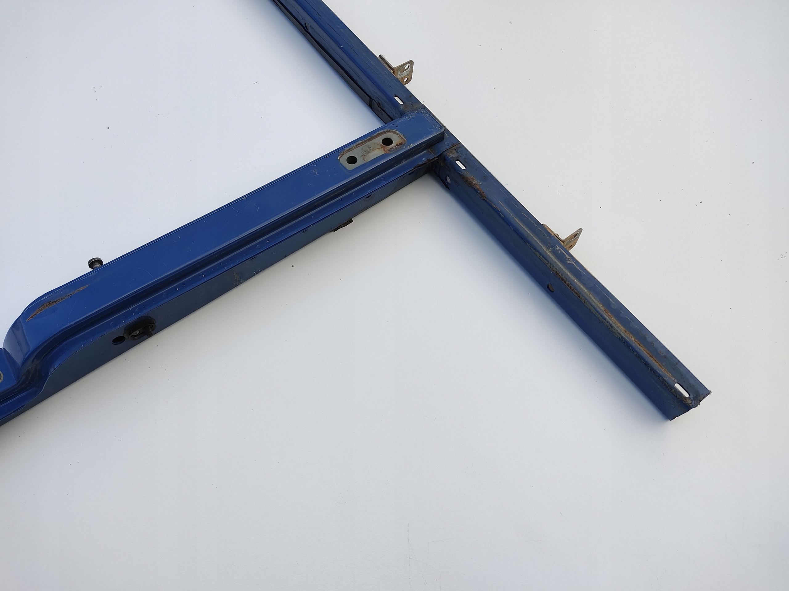 VÝSTUHA STĹPIK PRAVÝCH DVERÍ LAND ROVER DEFENDER 1999-2014