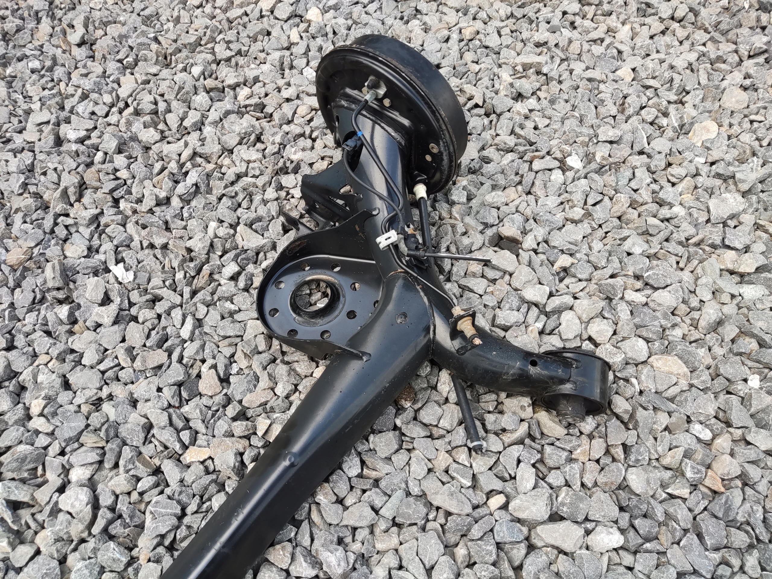 ZADNÁ NÁPRAVA KOMPLETNA TOYOTA YARIS III BUBNY 2011-2020