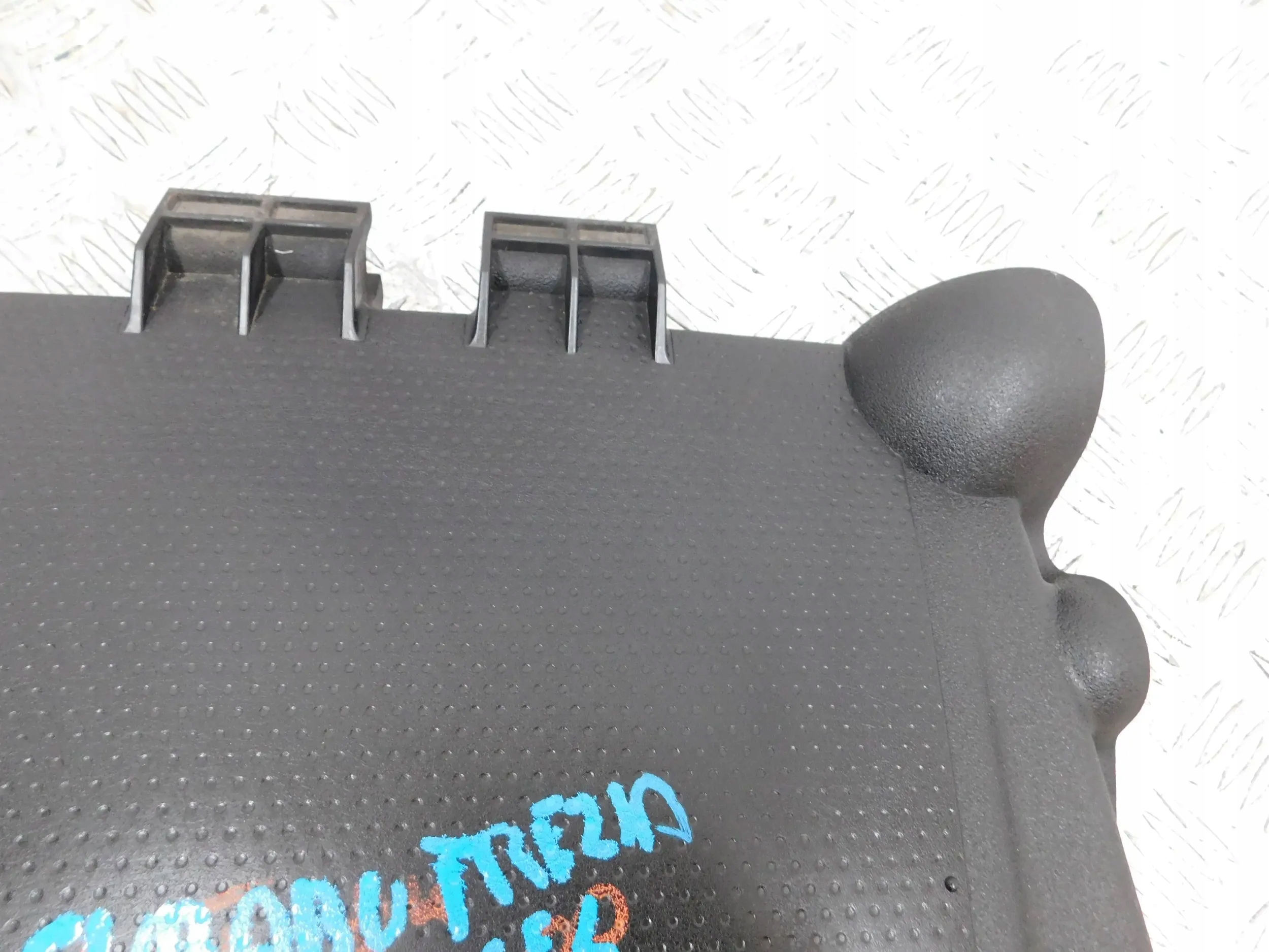 HORNÝ KRYT MOTORA SUBARU TREZIA 1.4 D