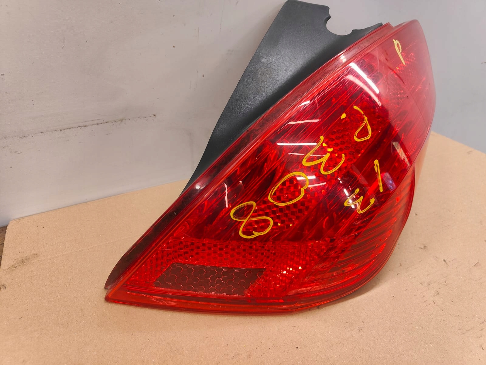 Peugeot 308 9680425880 lift hb 5dr PRAVÉ ZADNÉ SVETLO