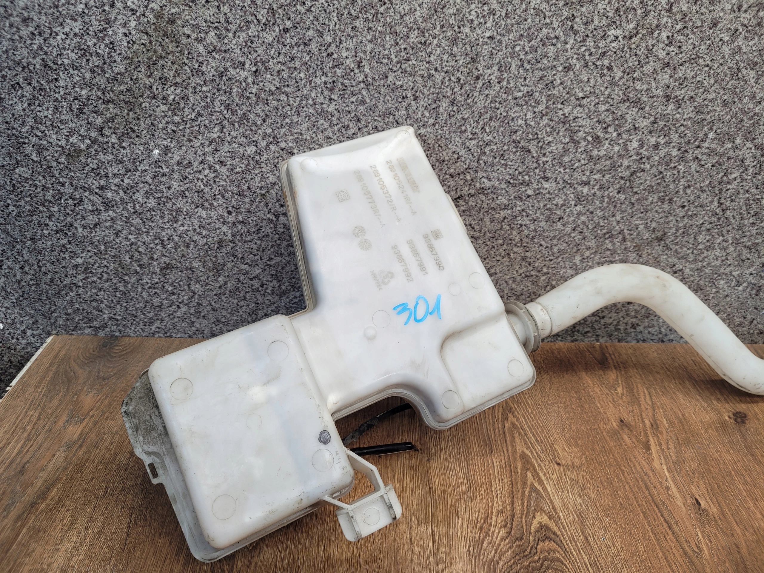 RENAULT TRAFIC III VIVARO II 289105241R NÁDOBKA OSTREKOVAČOV