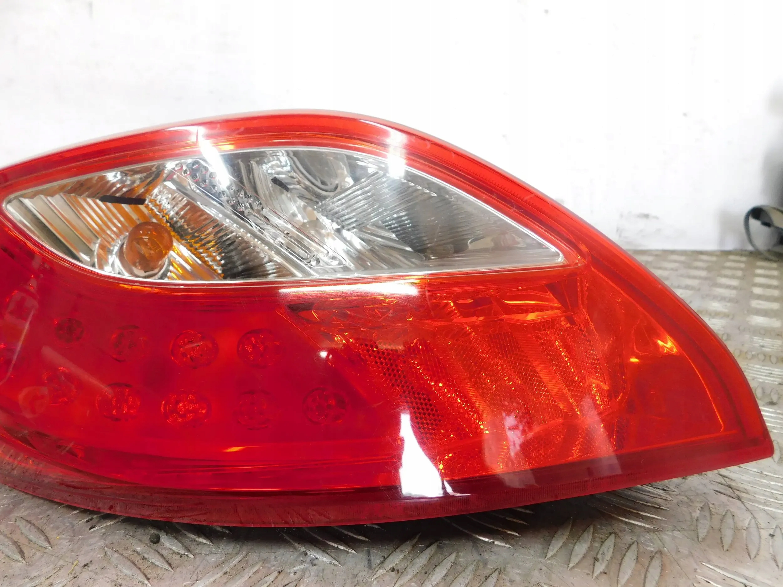 LAVE ZADNE SVETLO MAZDA 2 DE 07-