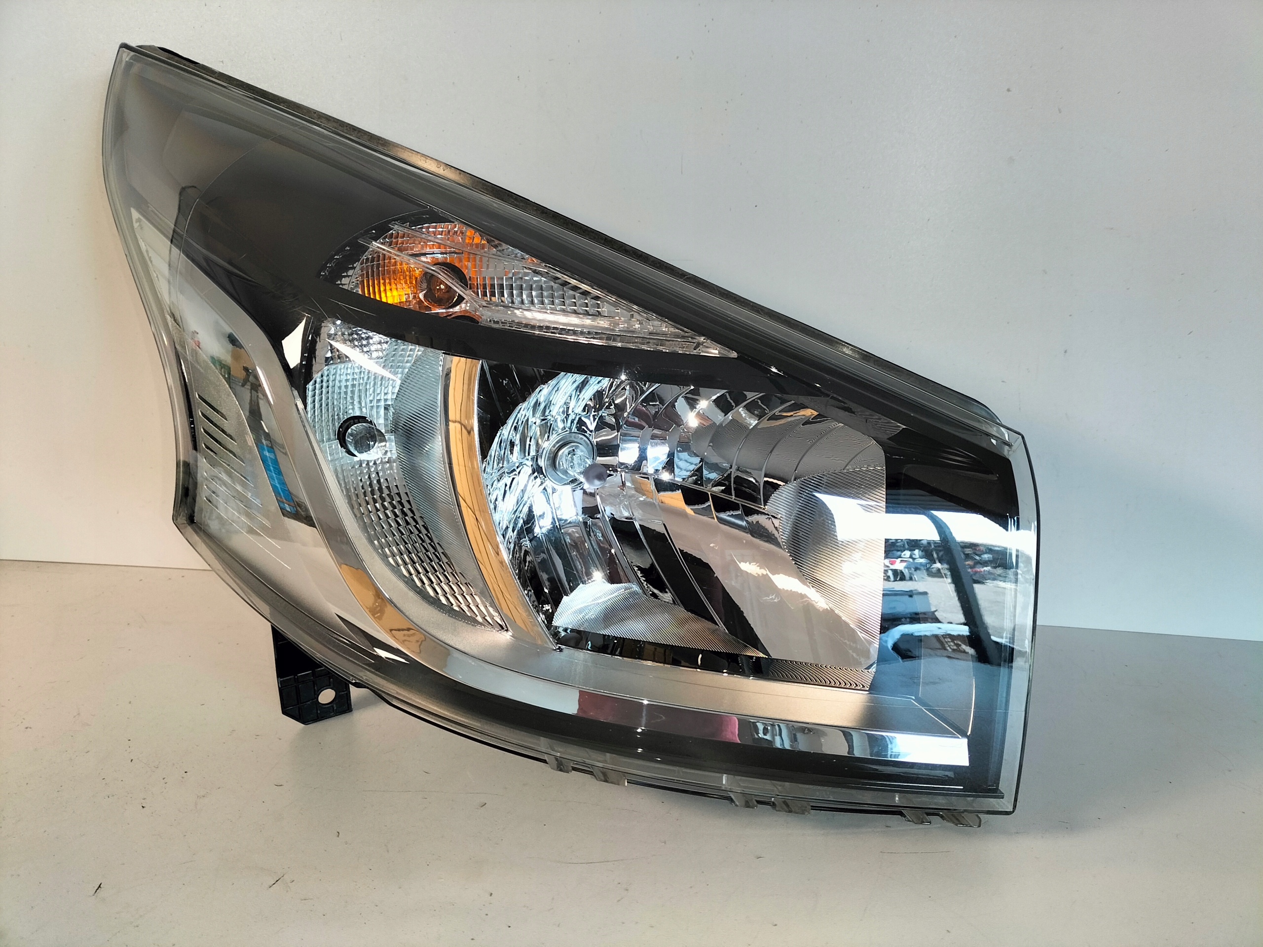 PRAVE PREDNE SVETLO RENAULT TRAFIC III 14-