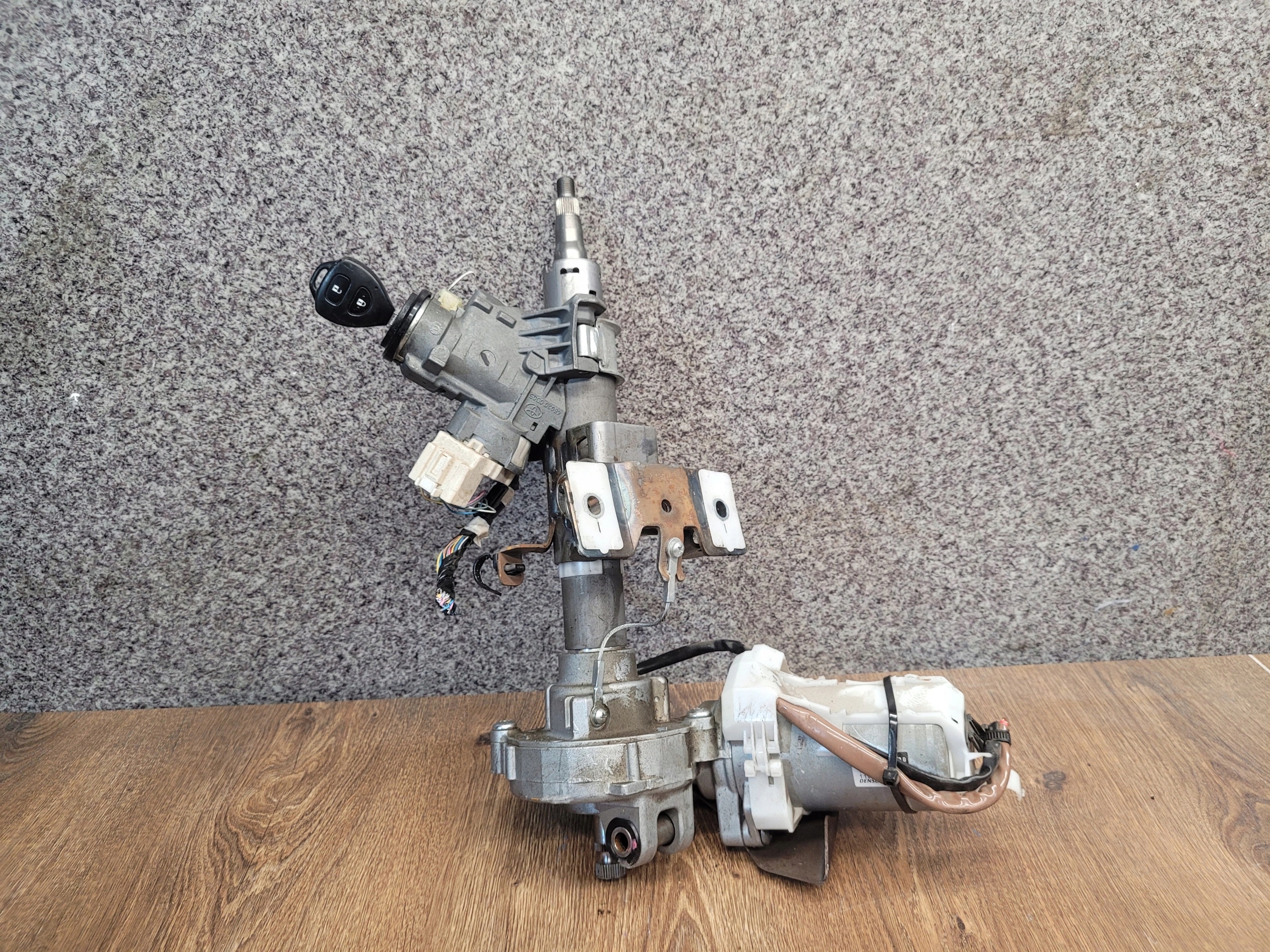 TOYOTA YARIS III 3 VOLANTOVÁ TYČ + SERVOČERPADLO SPINACIA SKRINKA 45250-0D202