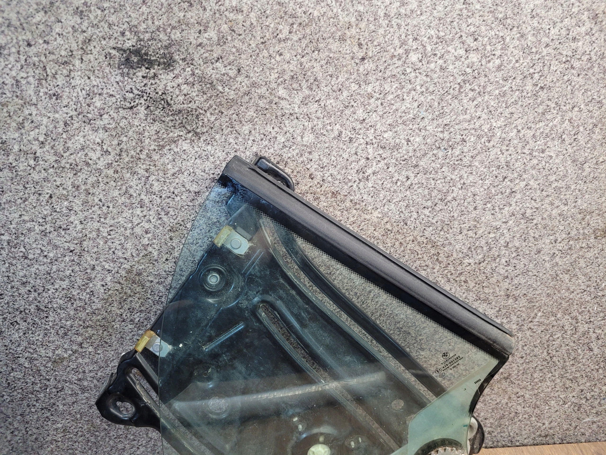 BMW 1 E88 cabrio ĽAVÉ ZADNÉ SŤAHOVANIE OKNA 7165594