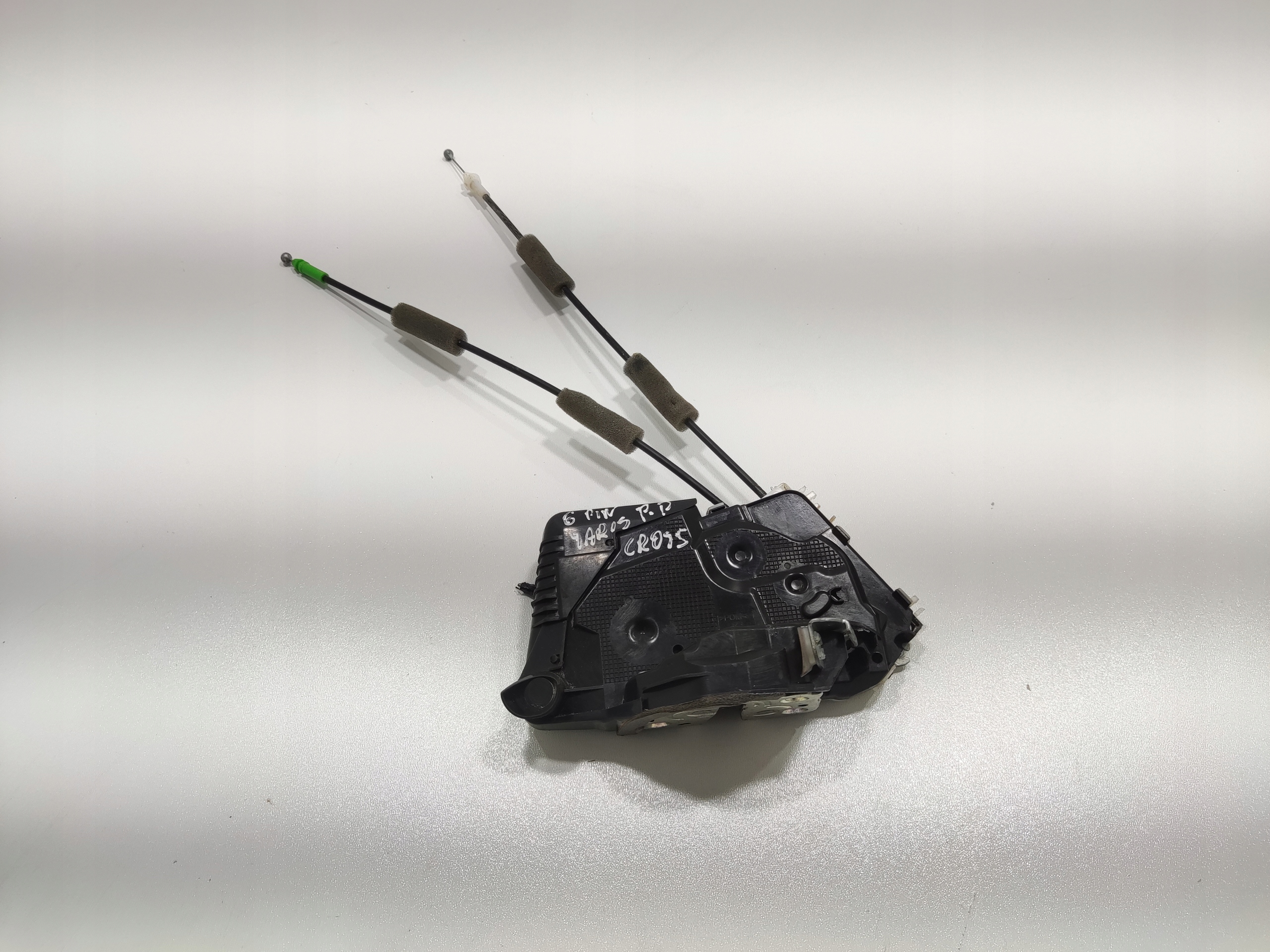 ZAMOK PRAVYCH PREDNYCH DVERI TOYOTA YARIS CROSS 6 PIN 2020-2025 EUROPA