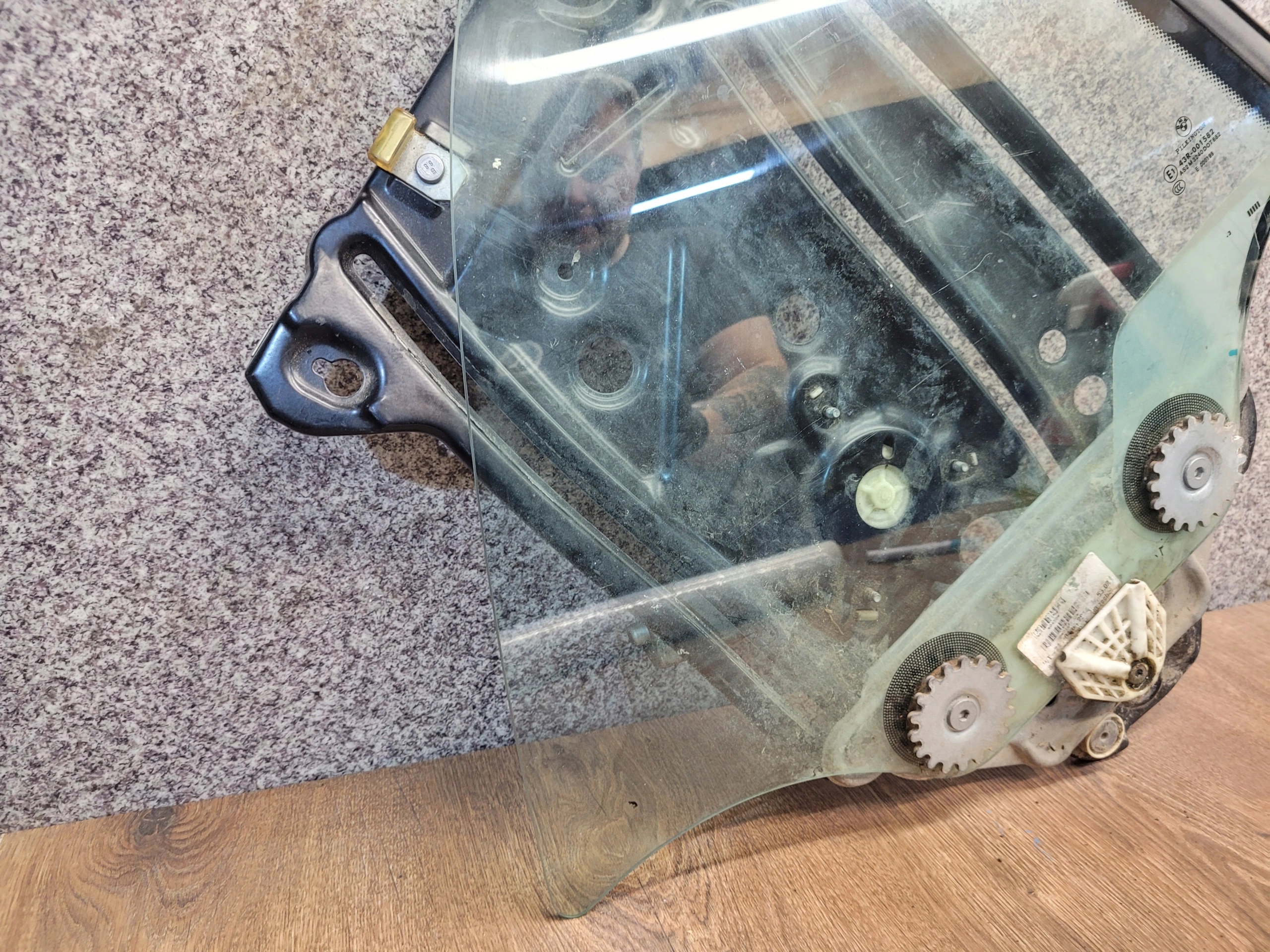 BMW 1 E88 cabrio ĽAVÉ ZADNÉ SŤAHOVANIE OKNA 7165594