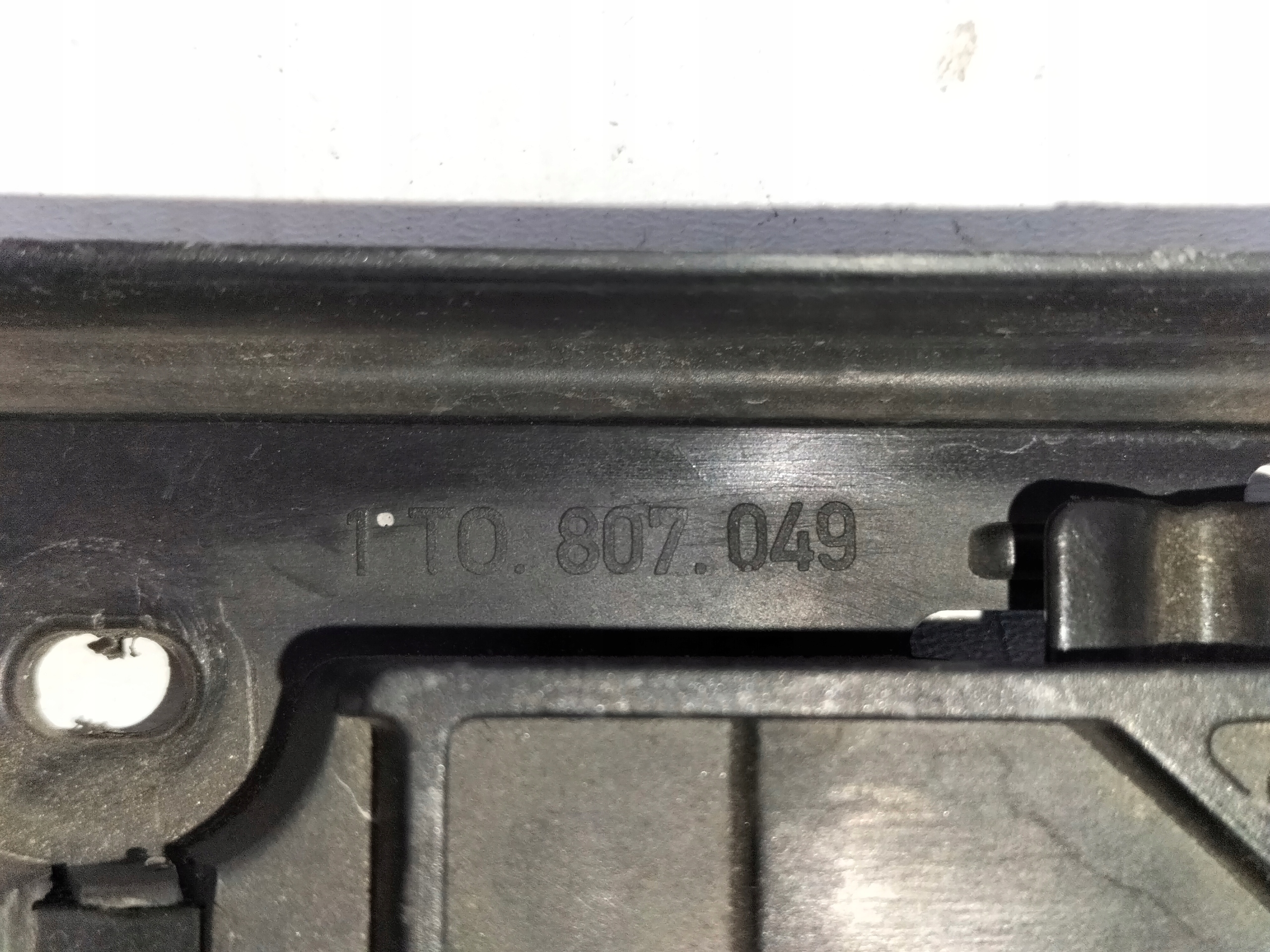 DRZIAK PREDNEHO NARAZNIKA LAVY VW CADDY III 04-10