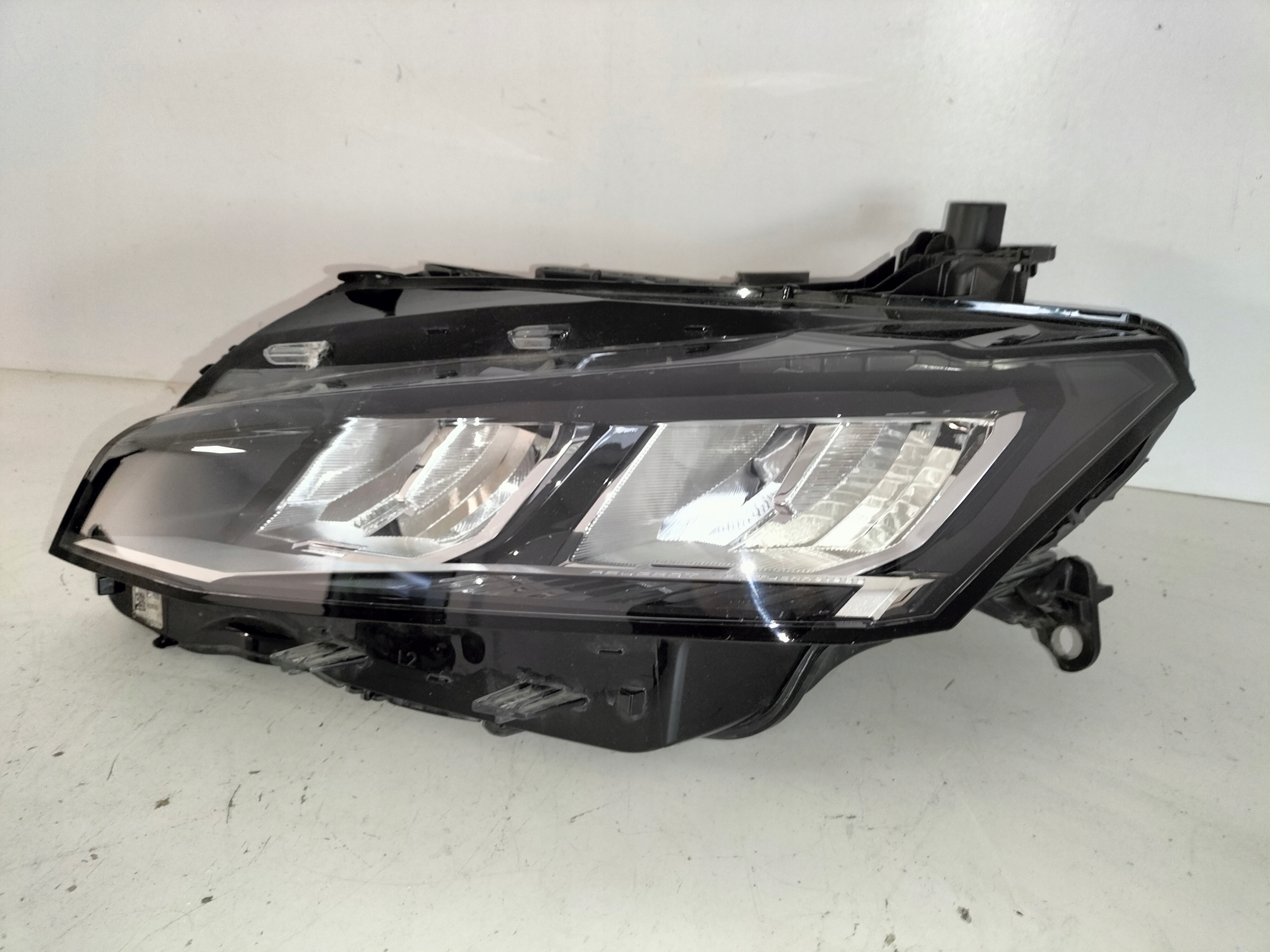 LAVE PREDNE SVETLO PEUGEOT 308 III T10 21- FULL LED