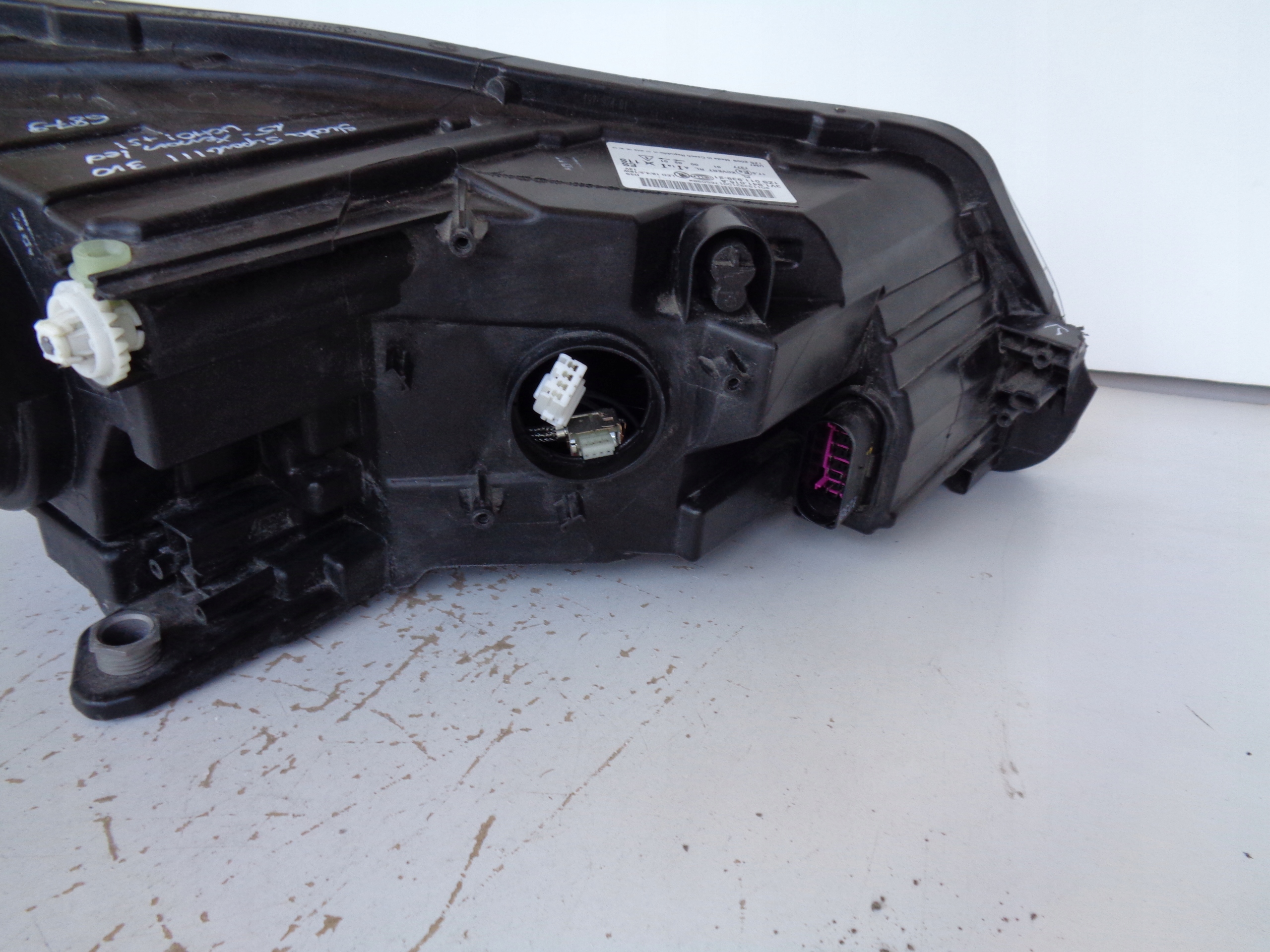 LAVE PREDNE SVETLO SKODA SUPERB III 3V 3V0 15- XENON LED