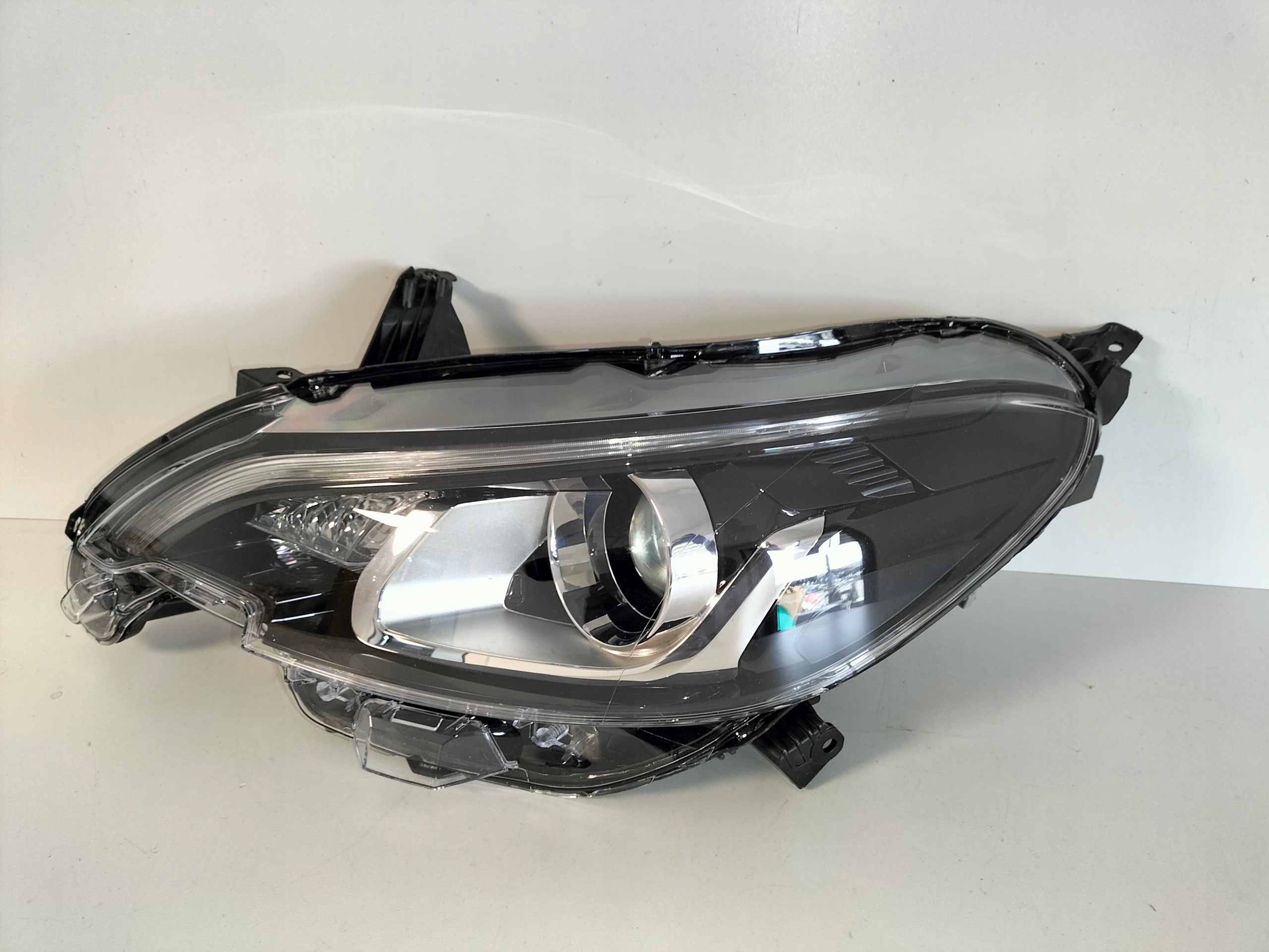 LAVE PREDNE SVETLO PEUGEOT 108 14-