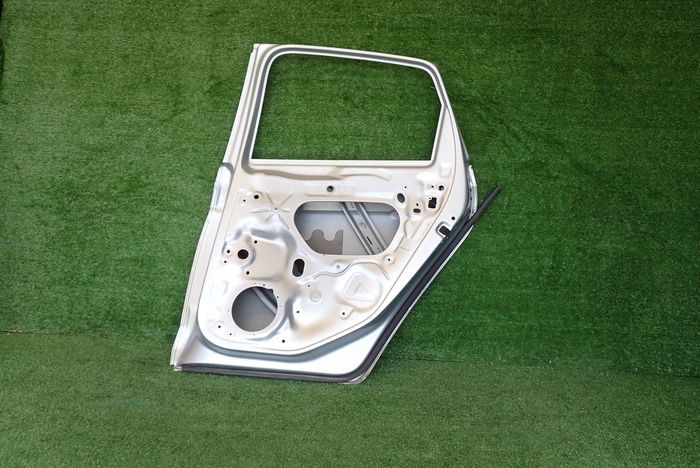 VW POLO 2G 17- PRAVE ZADNE DVERE