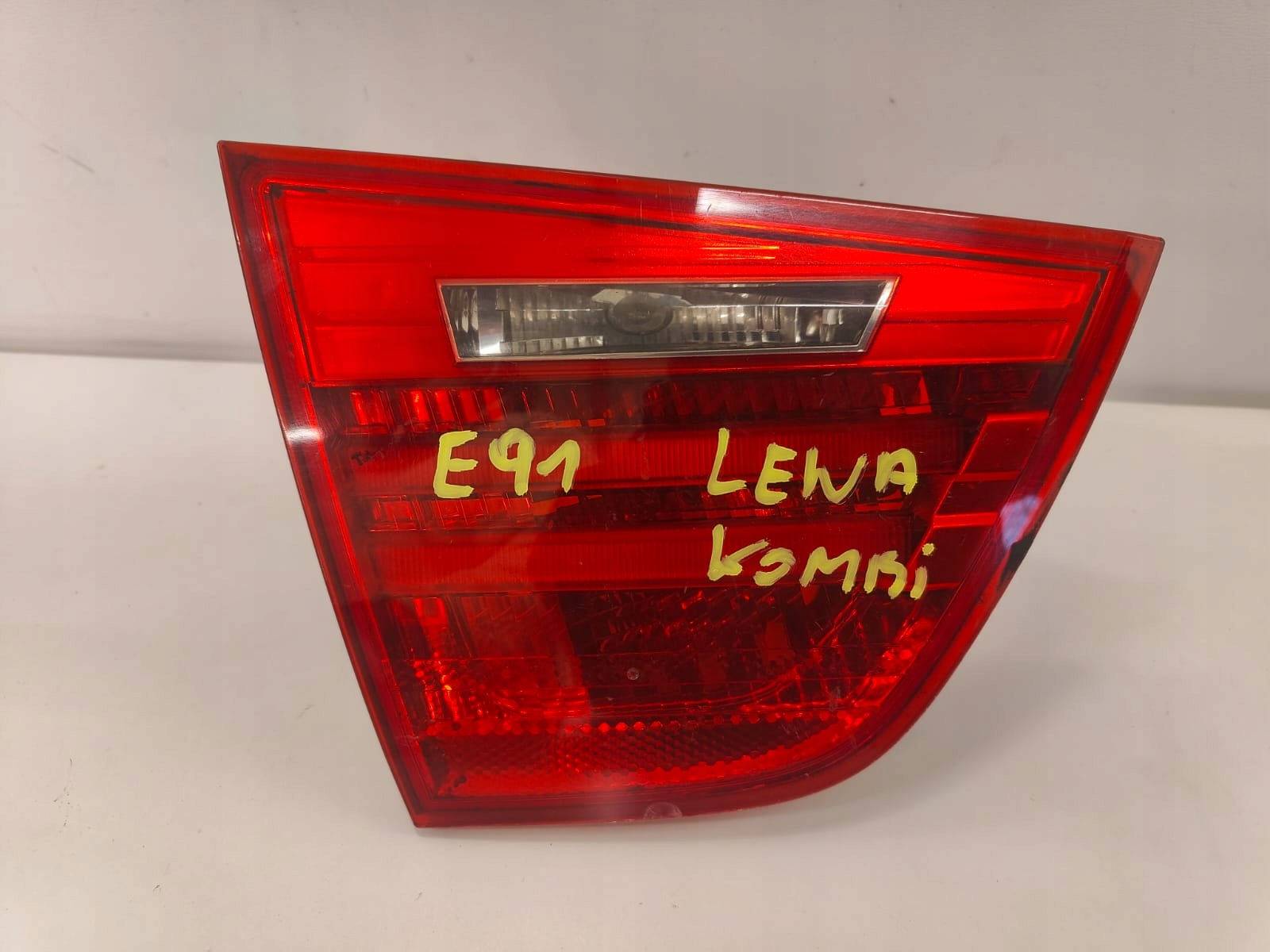 BMW e91 lift lci 08-12 LAVE ZADNE SVETLO V KAPOTE