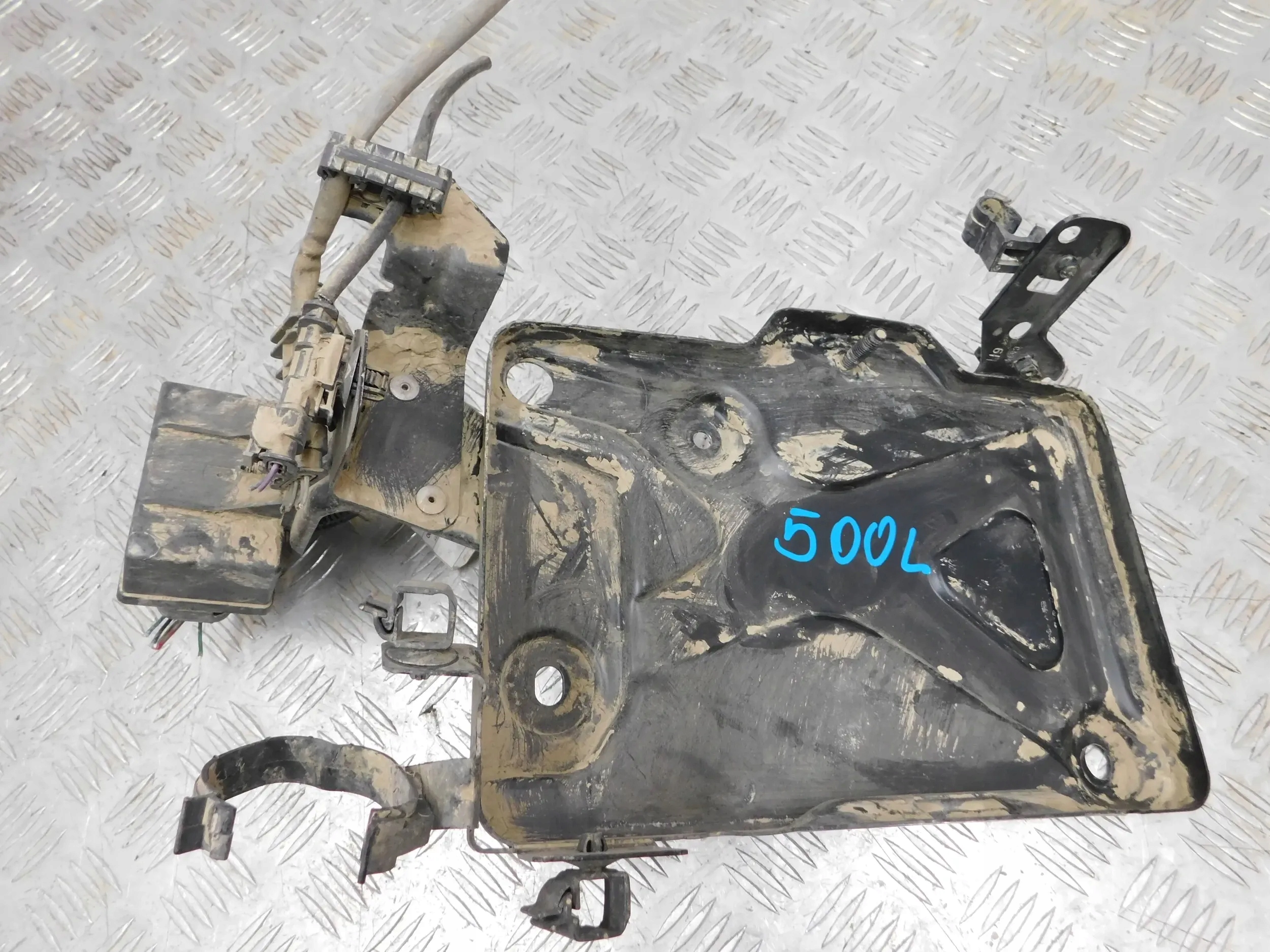 DRZIAK AUTOBATERIE FIAT 500L