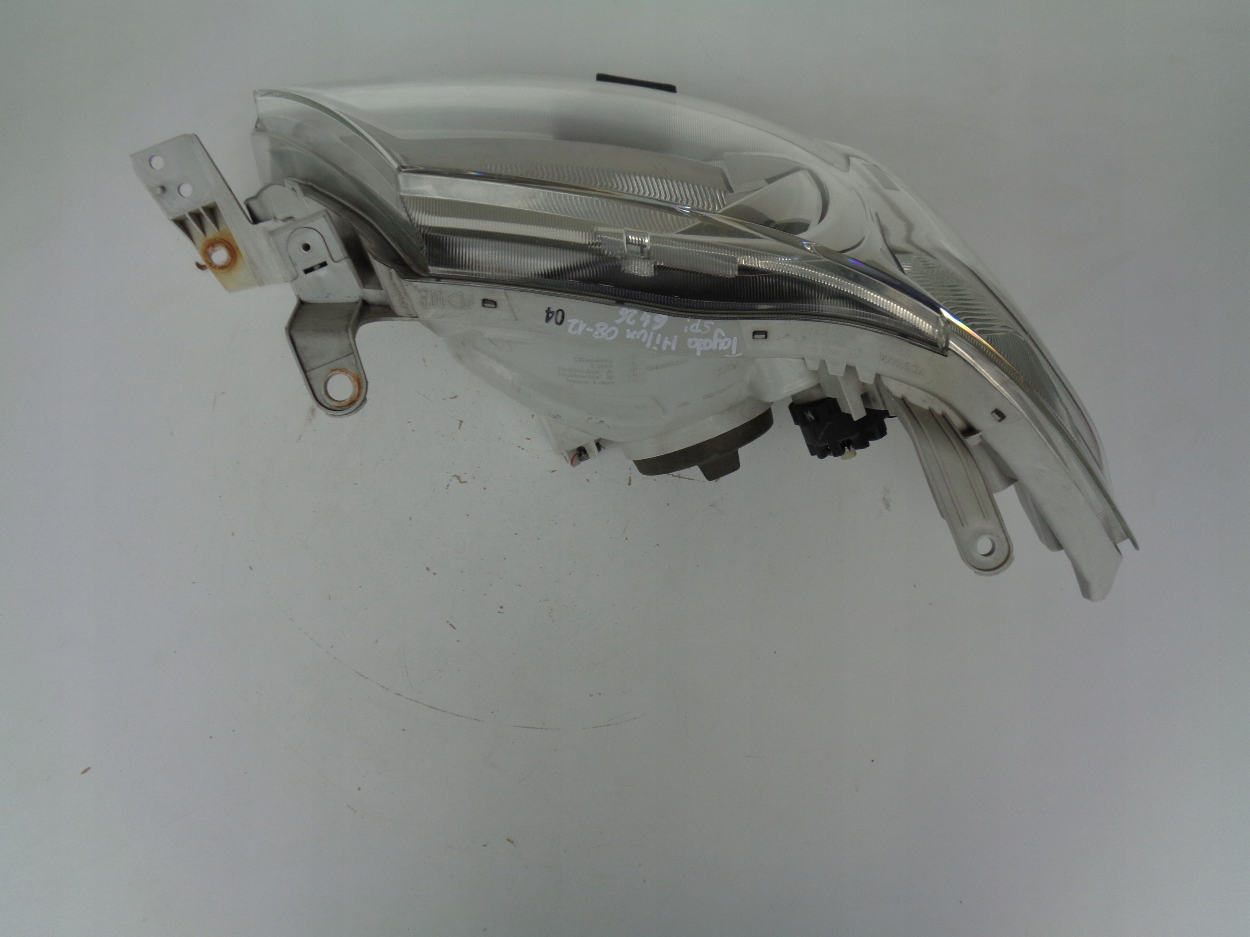 PRAVE PREDNE SVETLO TOYOTA HILUX 08-12