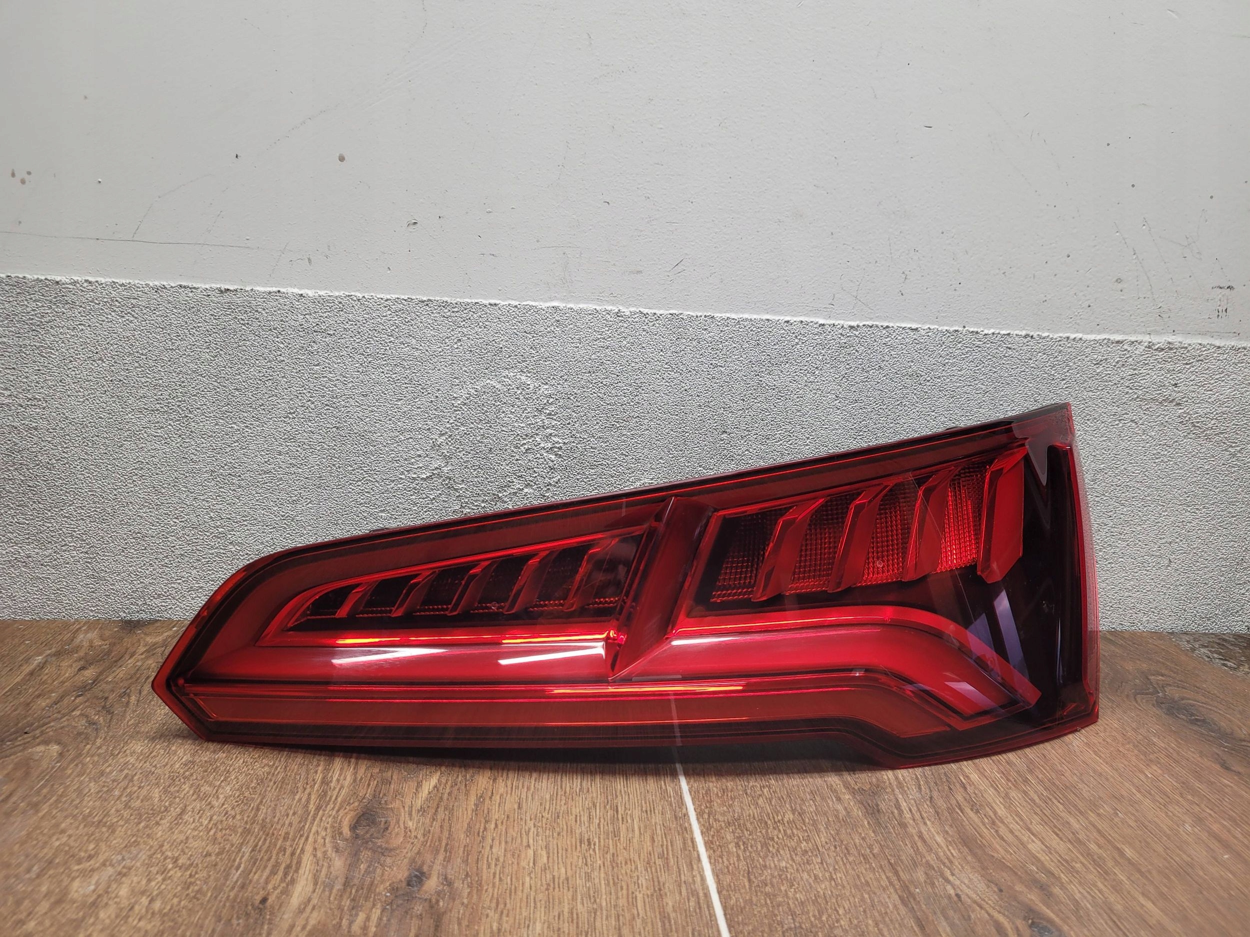 Audi Q5 80A 016- PRAVE ZADNE SVETLO