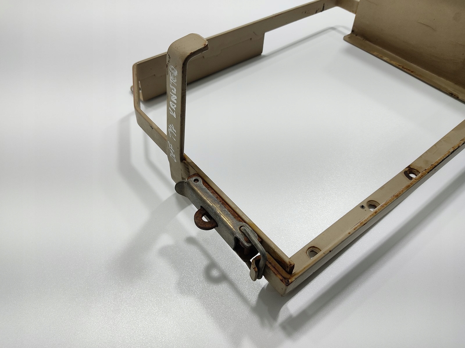DRZIAK KANISTRA PALIVA LAND ROVER DEFENDER 2007-2014 EUROPA
