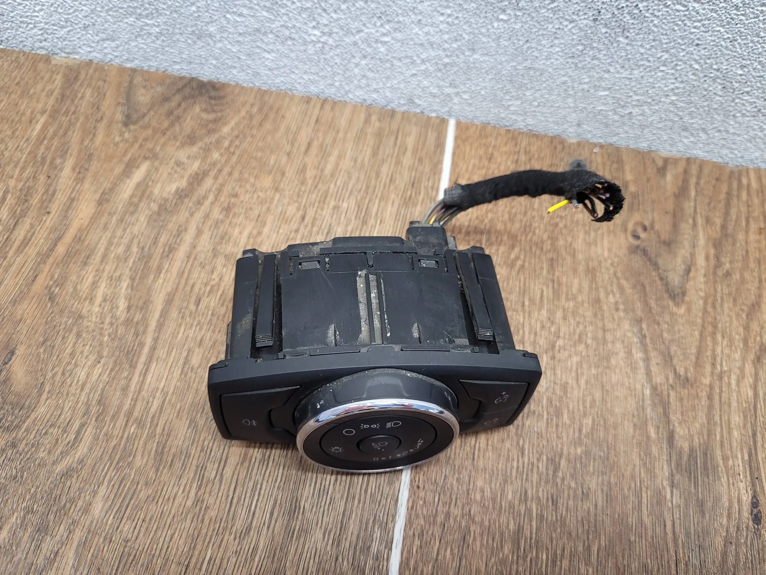 Ford Mondeo MK5 DG9T-13D061-JEW prełącznik SVETIEL