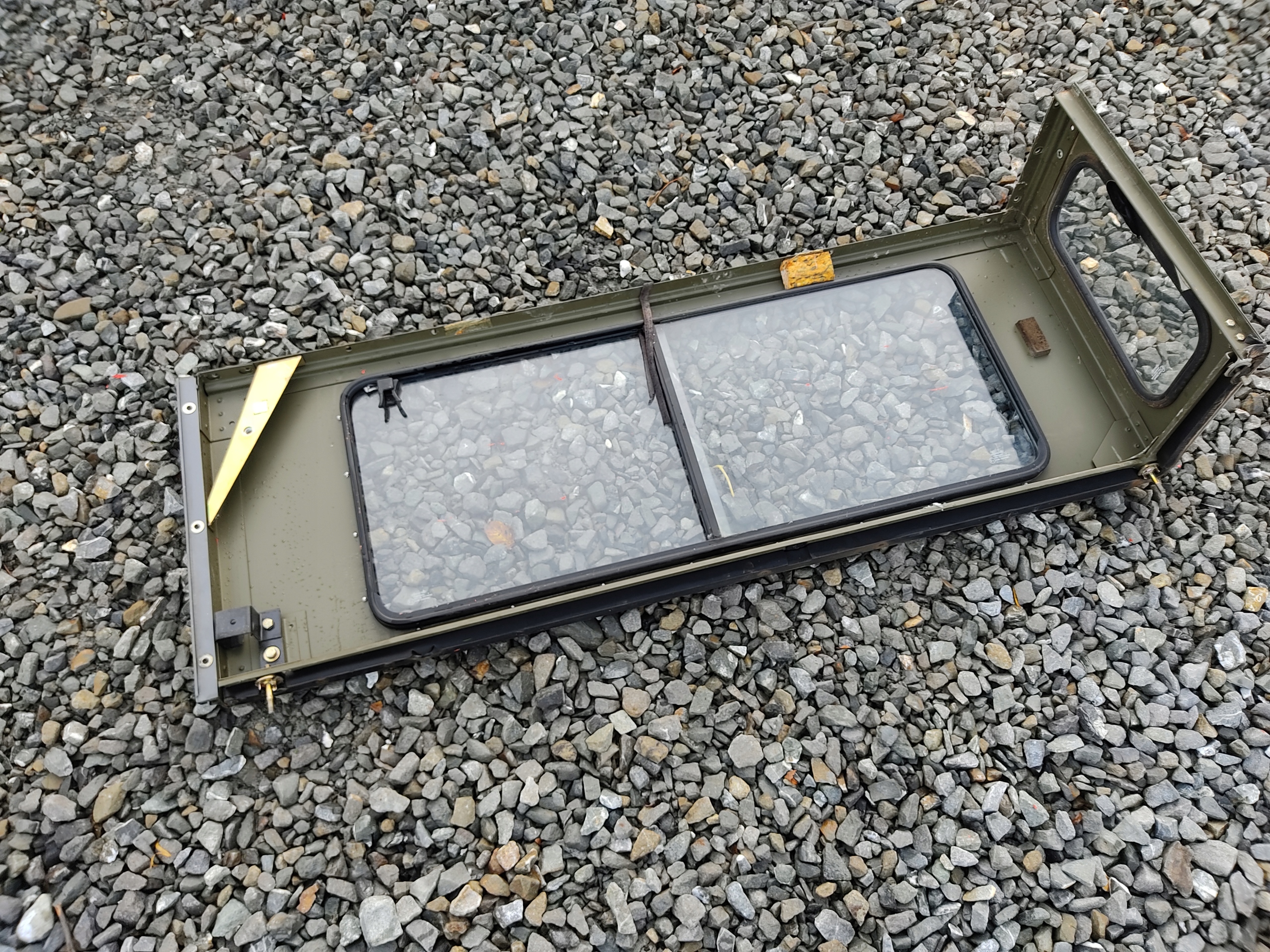 PRAVÉ ZADNÉ SKLO RÁM DEFENDER 1999-2014