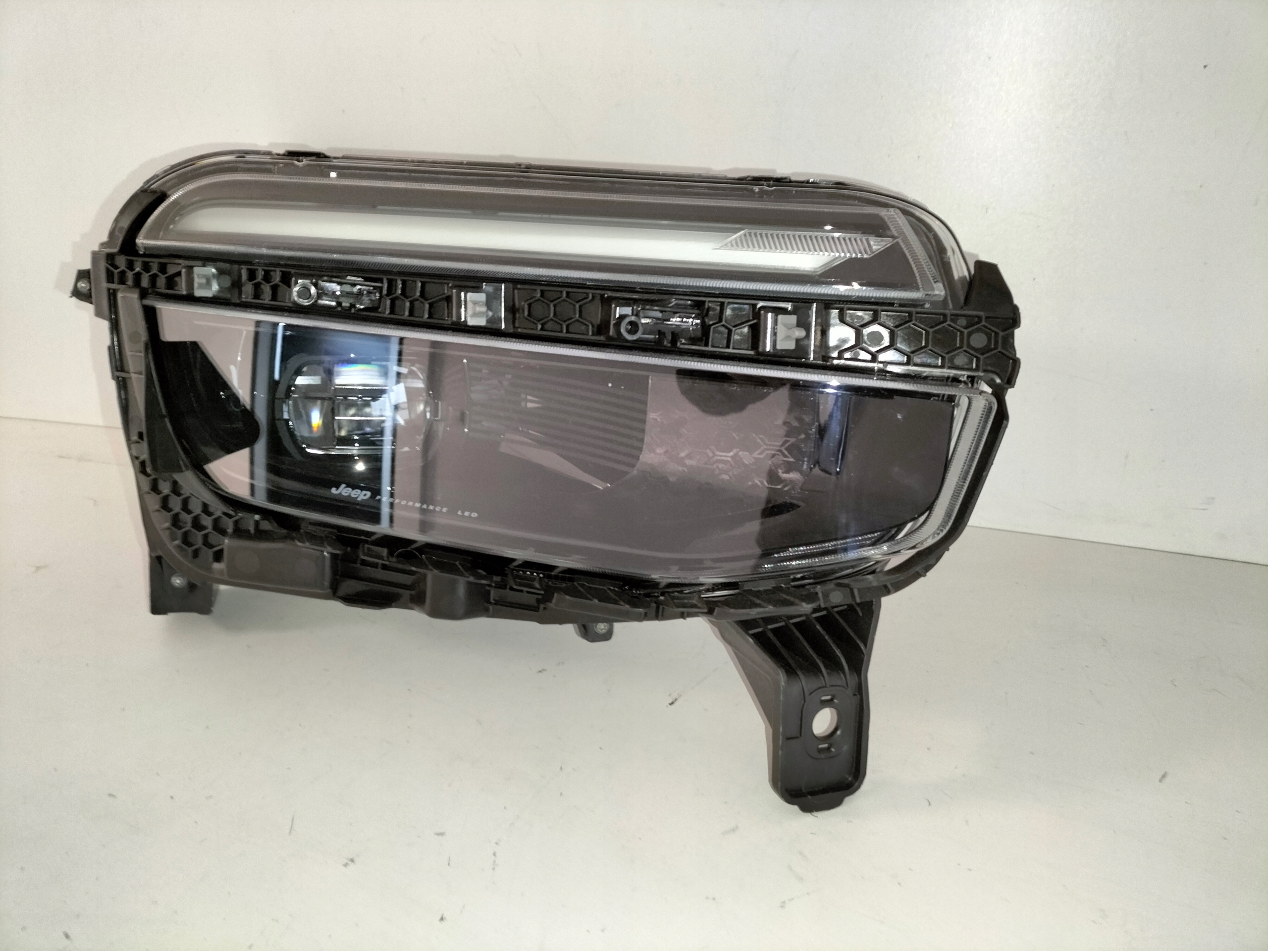 PRAVE PREDNE SVETLO JEEP AVENGER 23- FULL LED