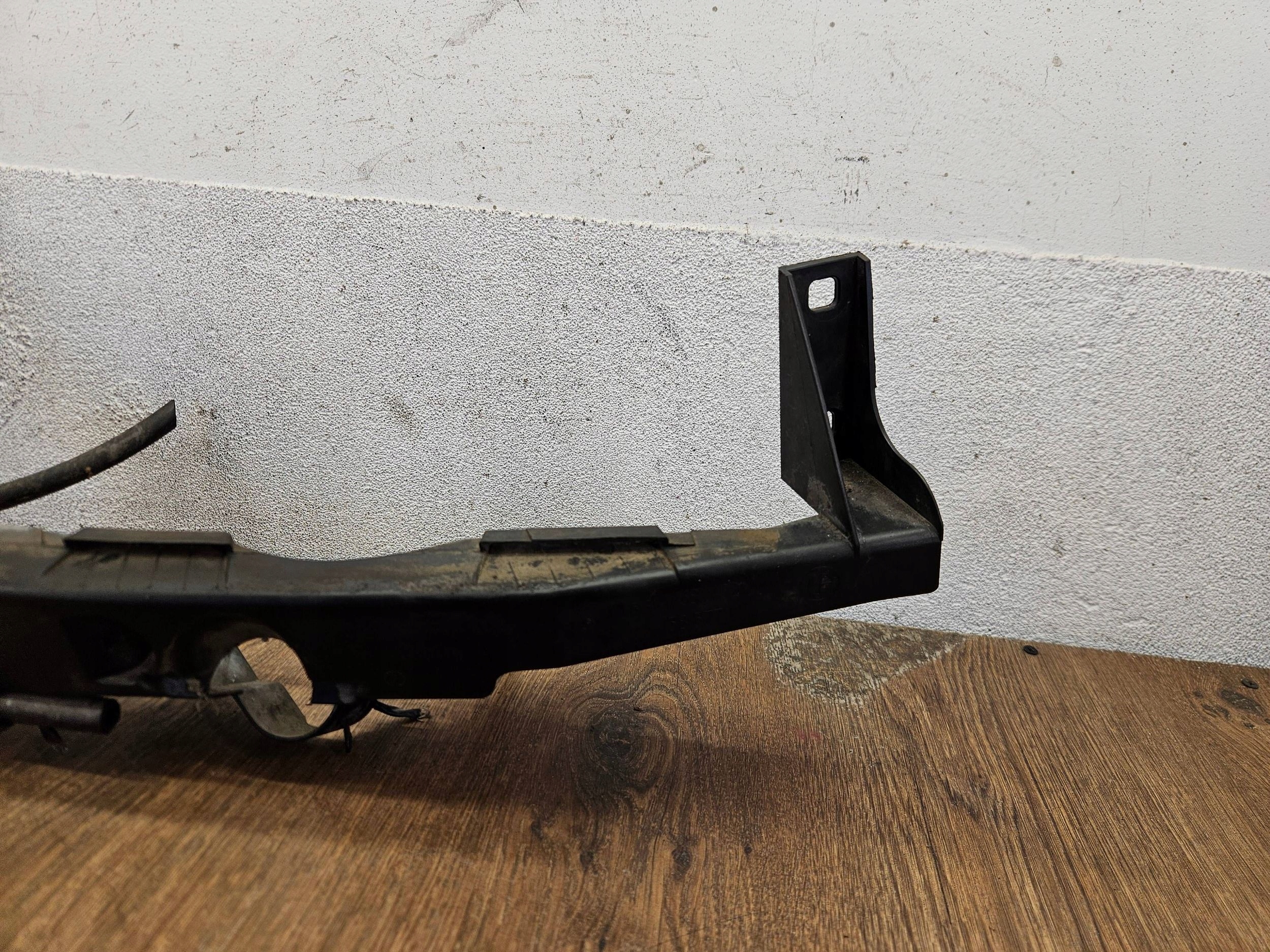 BMW 3 E90 E91 7138402 DRŽIAK POD SVETLO PRAVÝ