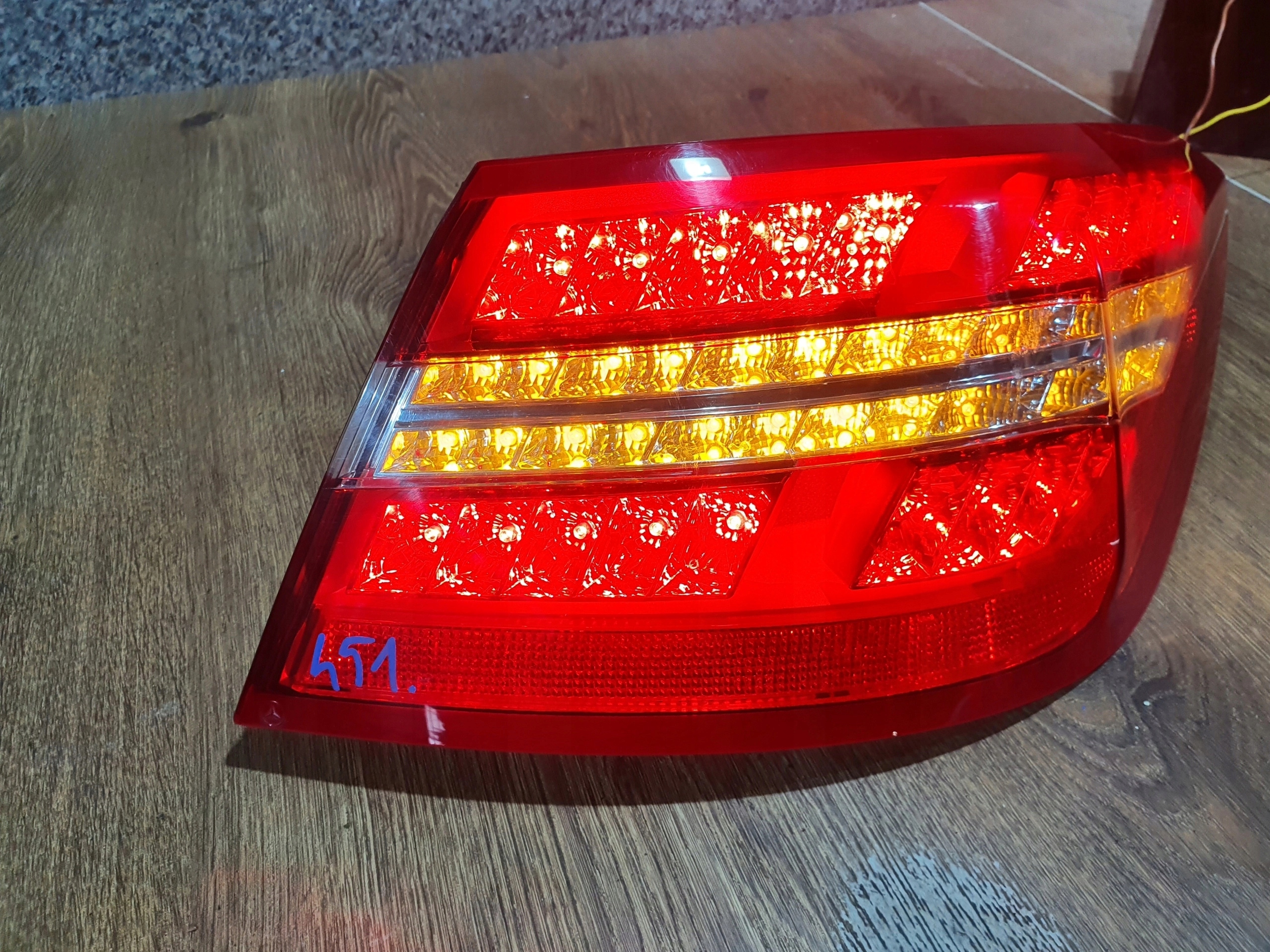MERCEDES W207 PRAVE ZADNE SVETLO 2079060258