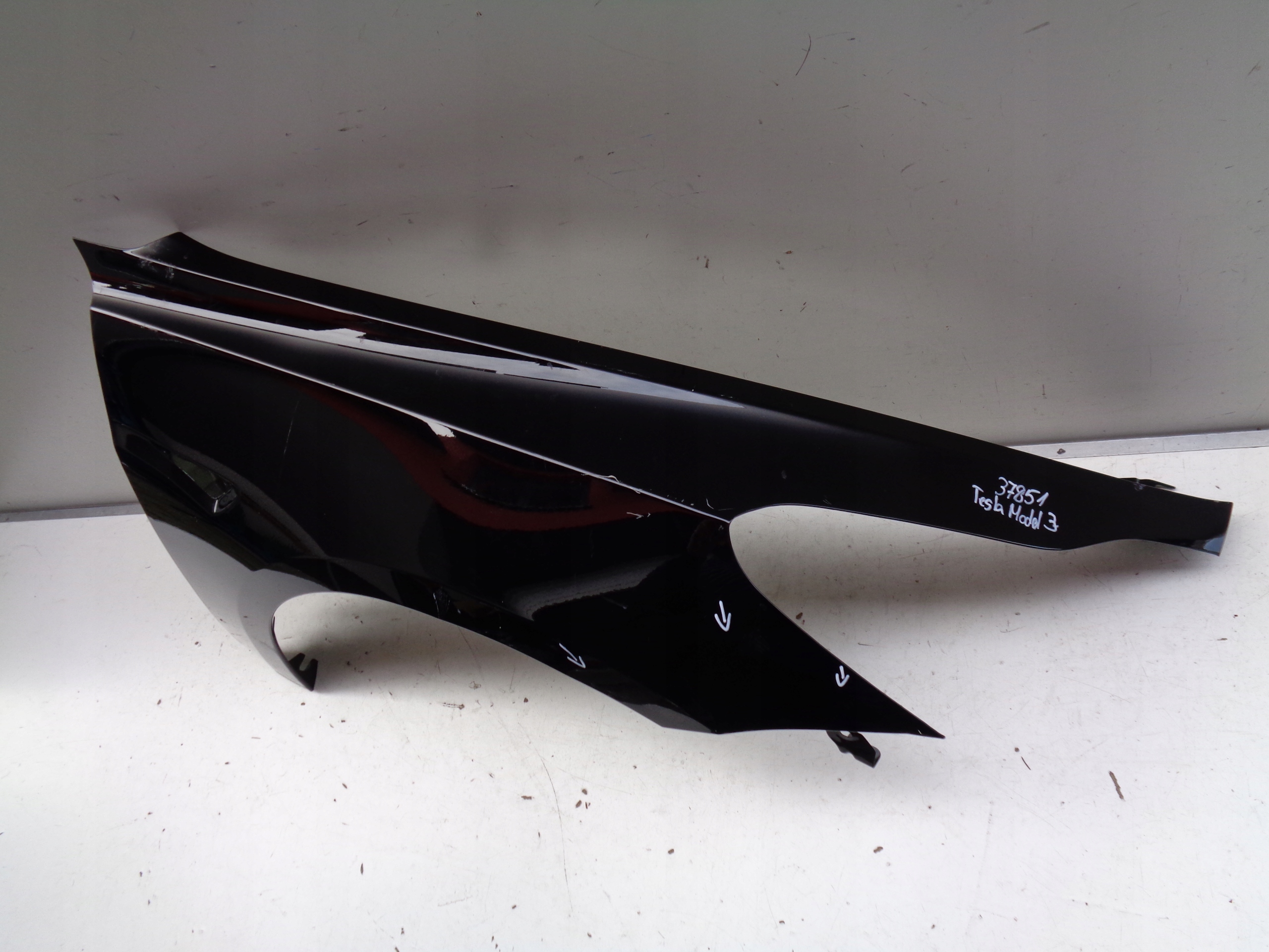 PRAVÝ PREDNÝ BLATNÍK TESLA MODEL 3 NR 37851