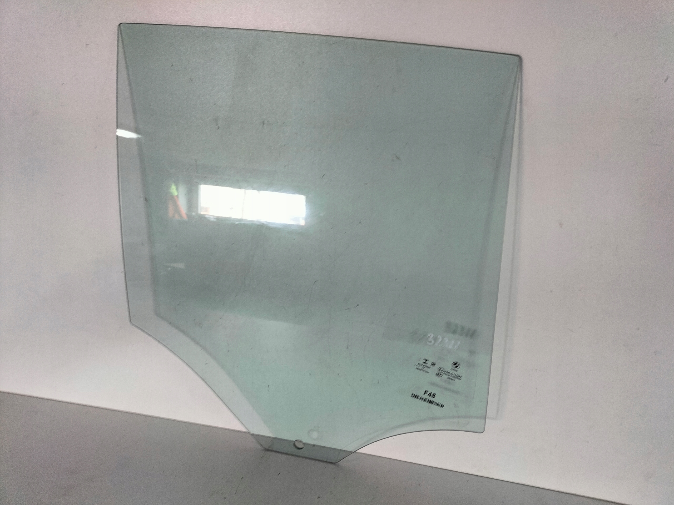 SKLO PRAVÝCH ZADNÝCH DVERÍ BMW X1 F48 15- FUYAO ROČNÍK 2017