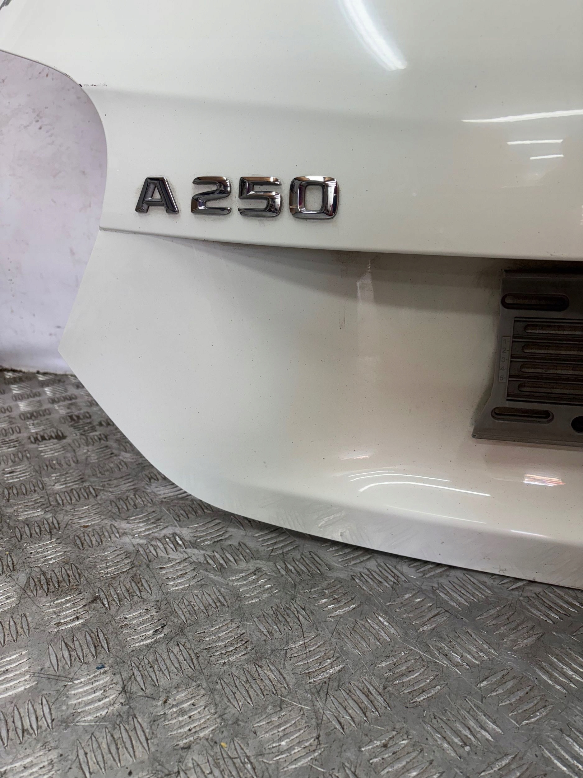 ZADNÁ KAPOTA MERCEDES A KLASA W176 12-