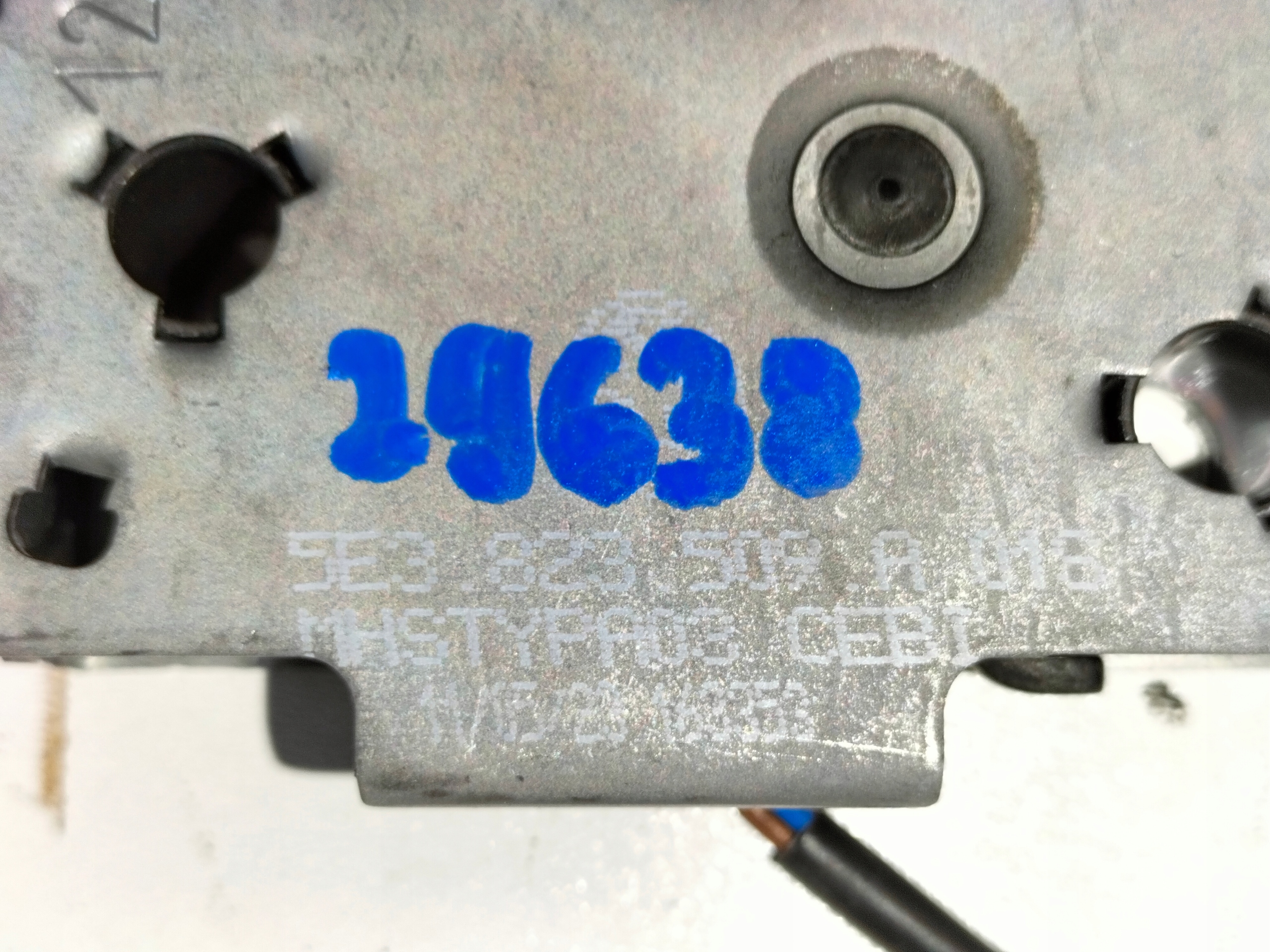 ZAMOK PREDNEJ KAPOTY SKODA OCTAVIA 4 IV 19-