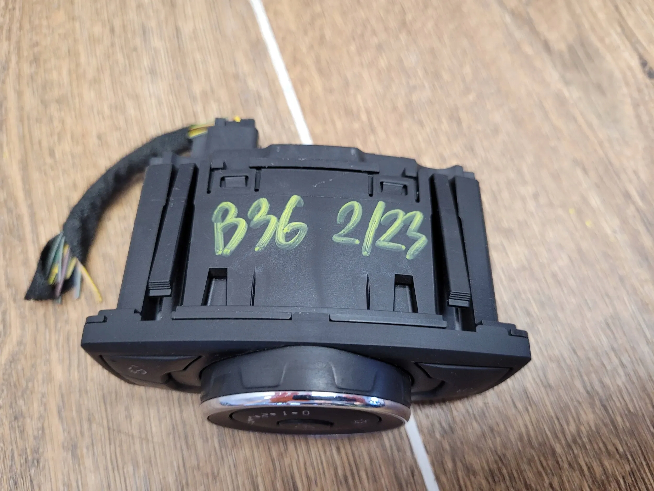 Ford Mondeo MK5 DG9T-13D061-JEW prełącznik SVETIEL