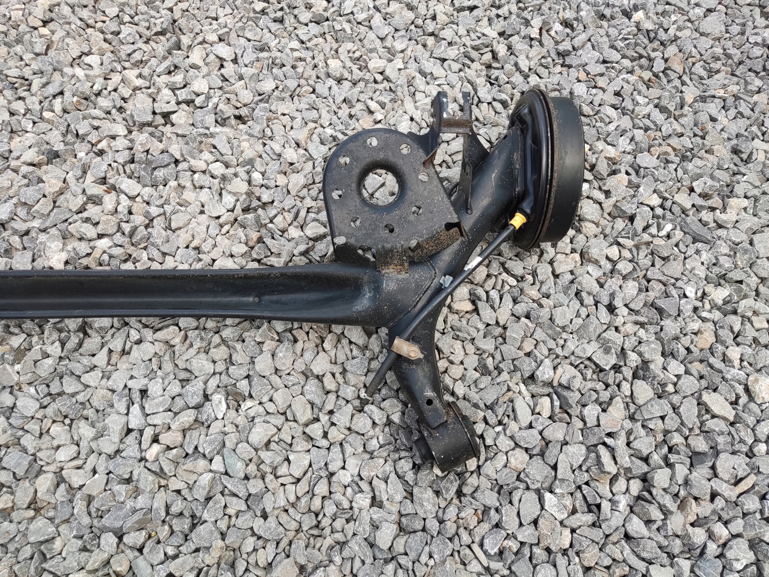 ZADNÁ NÁPRAVA KOMPLETNA TOYOTA YARIS III BUBNY 2011-2020