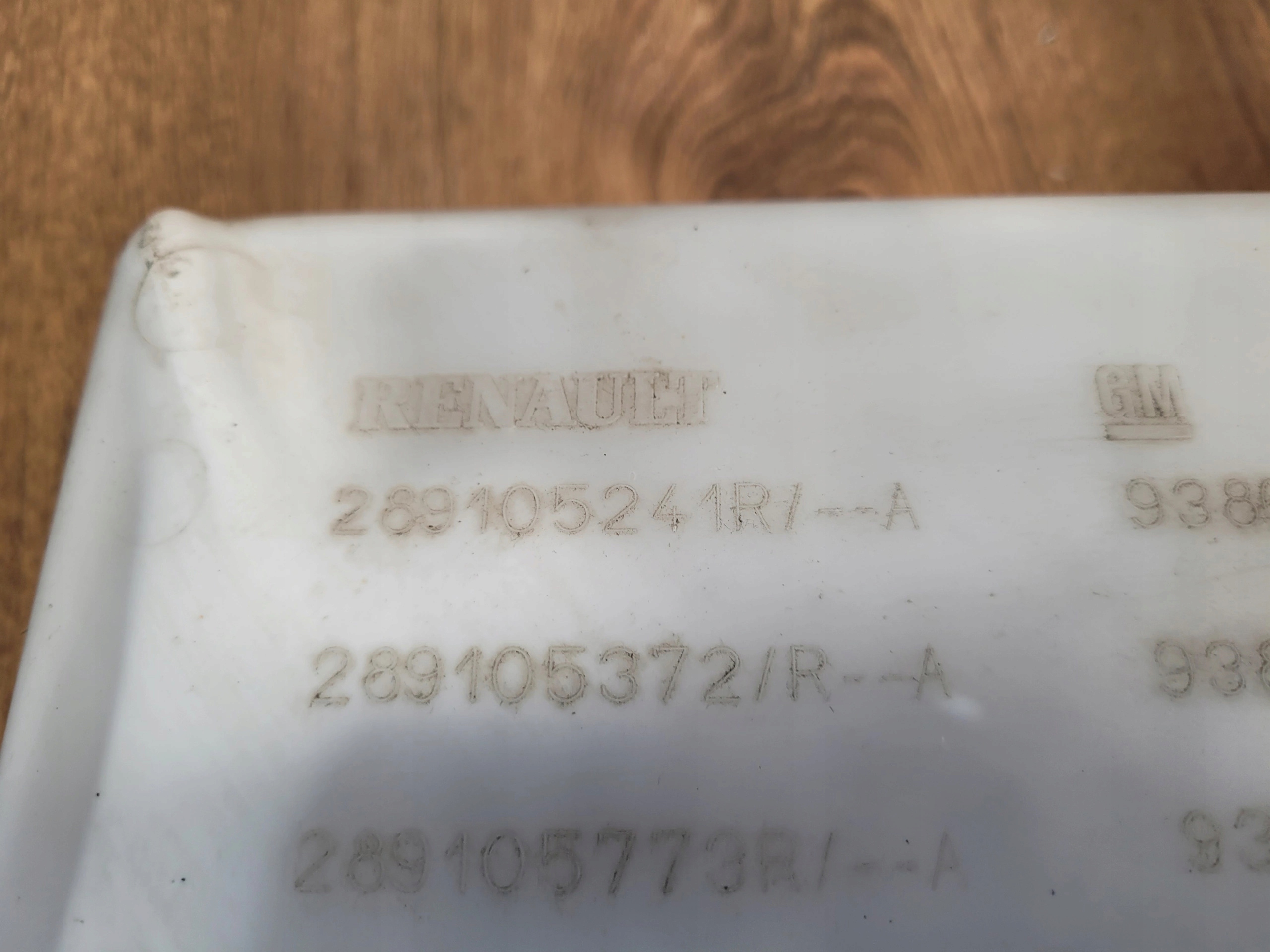 RENAULT TRAFIC III VIVARO II 289105241R NÁDOBKA OSTREKOVAČOV