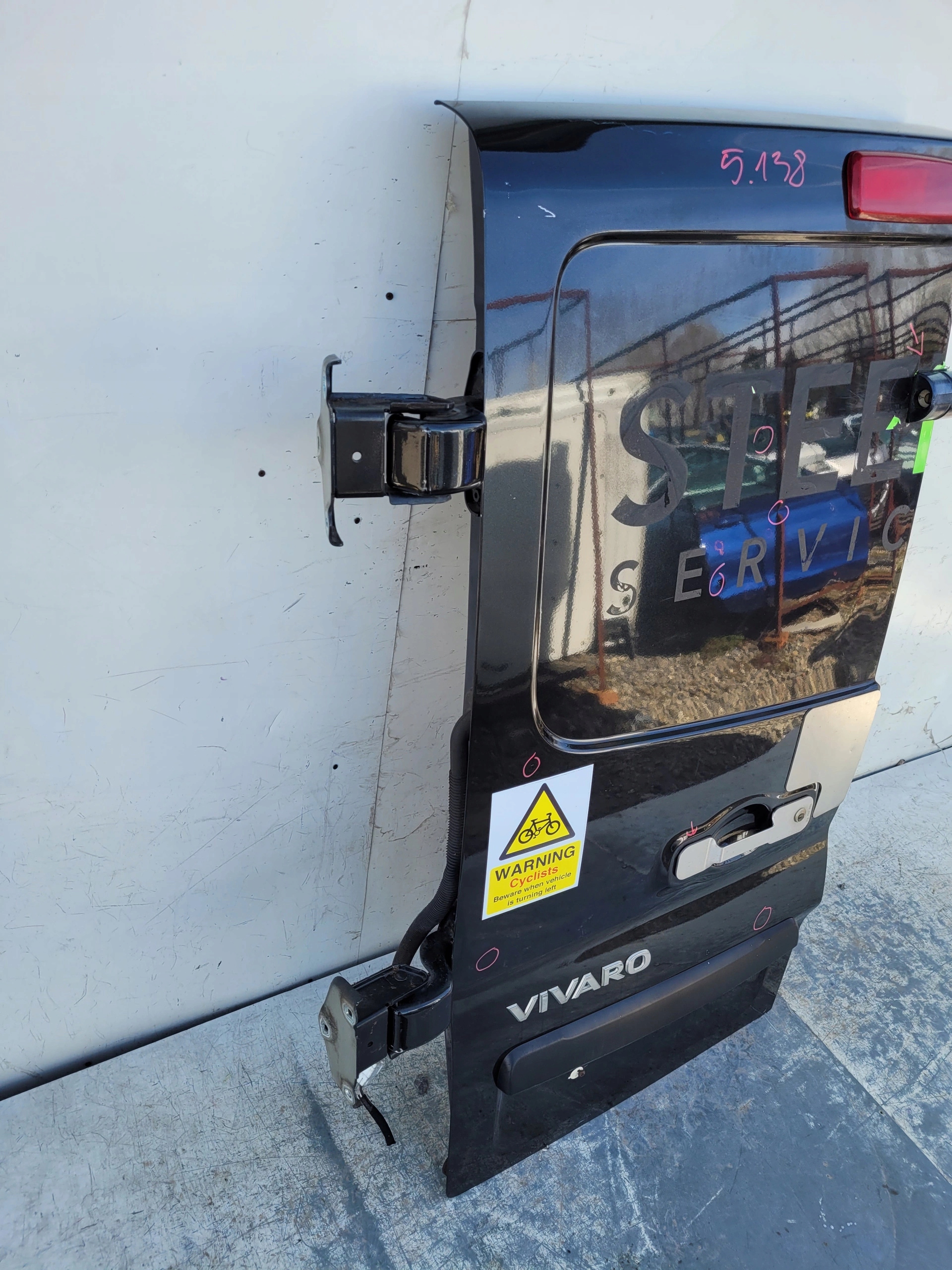 RENAULT TRAFIC III VIVARO LAVE ZADNE DVERE