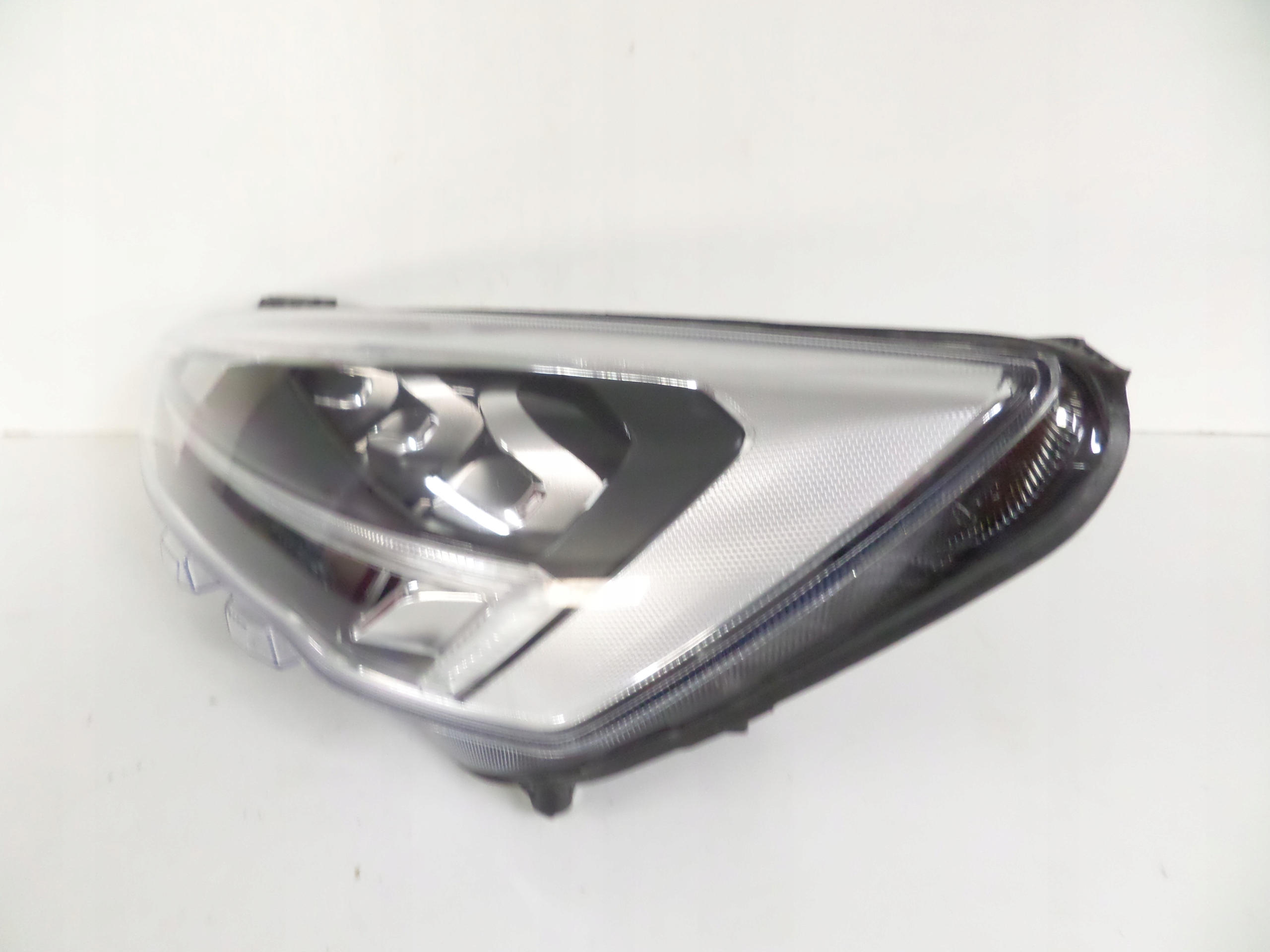 LAVE PREDNE SVETLO FORD FOCUS MK4 18-