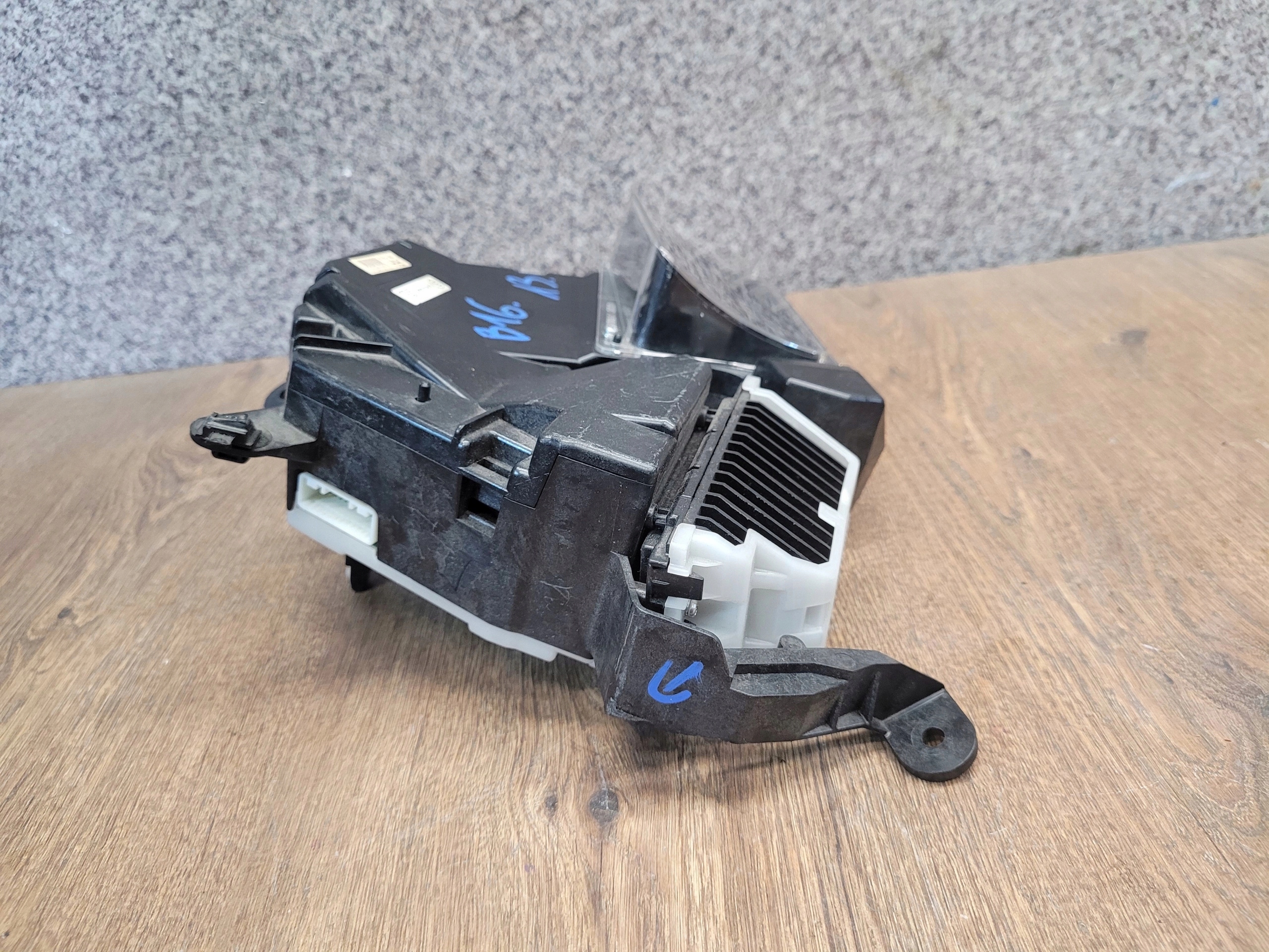TOYOTA PRIUS III HEAD UP 83108-47010 GB VERZIA