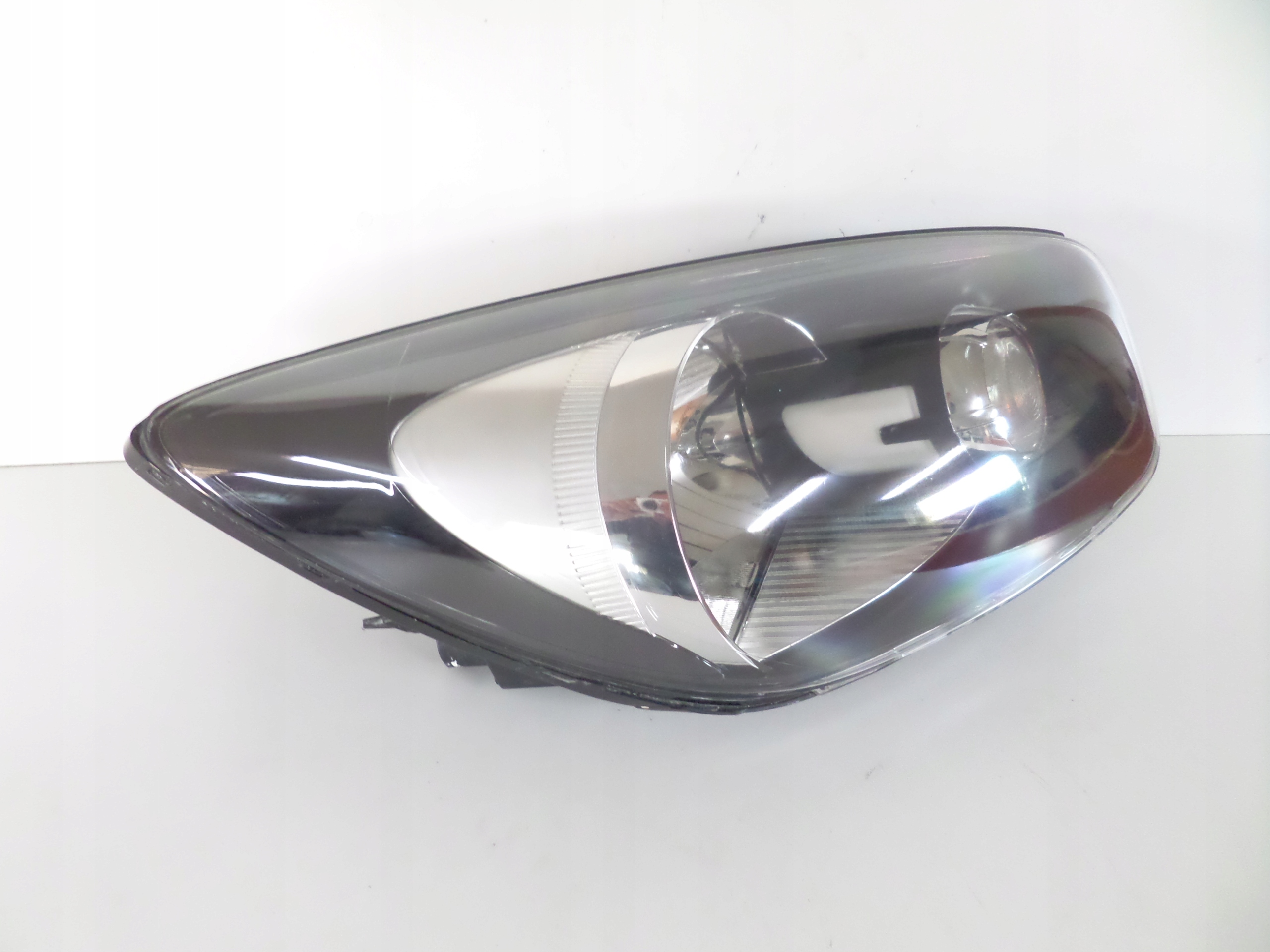 PRAVE PREDNE SVETLO KIA PICANTO 11-17