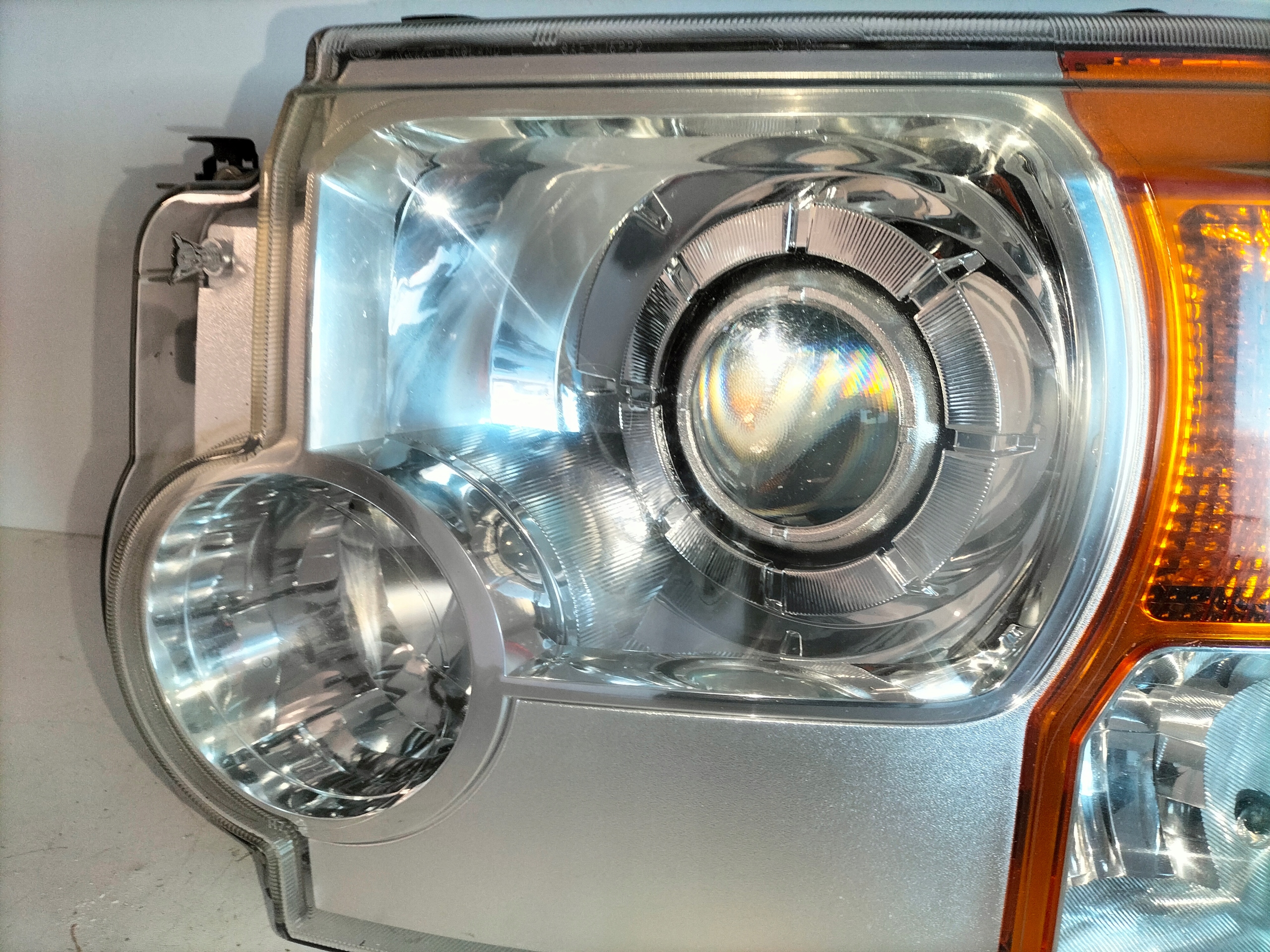 LAVE PREDNE SVETLO LAND ROVER DISCOVERY III 04-09 BI-XENON