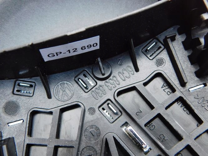 VW POLO 6C 14- LOGO ZNAK V ZADNEJ KAPOTE