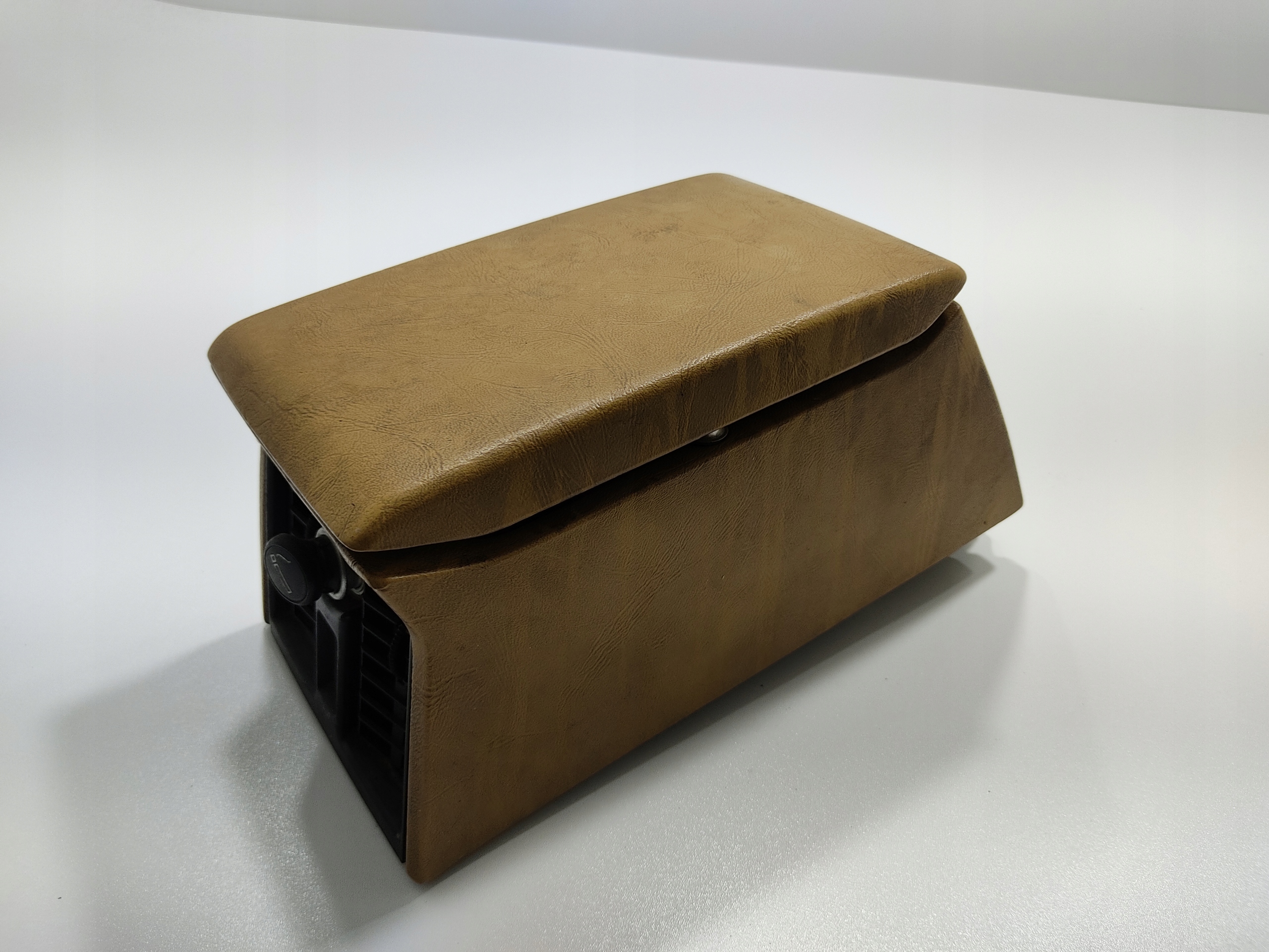 LAKŤOVÁ OPIERKA ODKLADACI KASTLIK ZAPALOVAC TUNEL BMW 7 E23 1977-1986