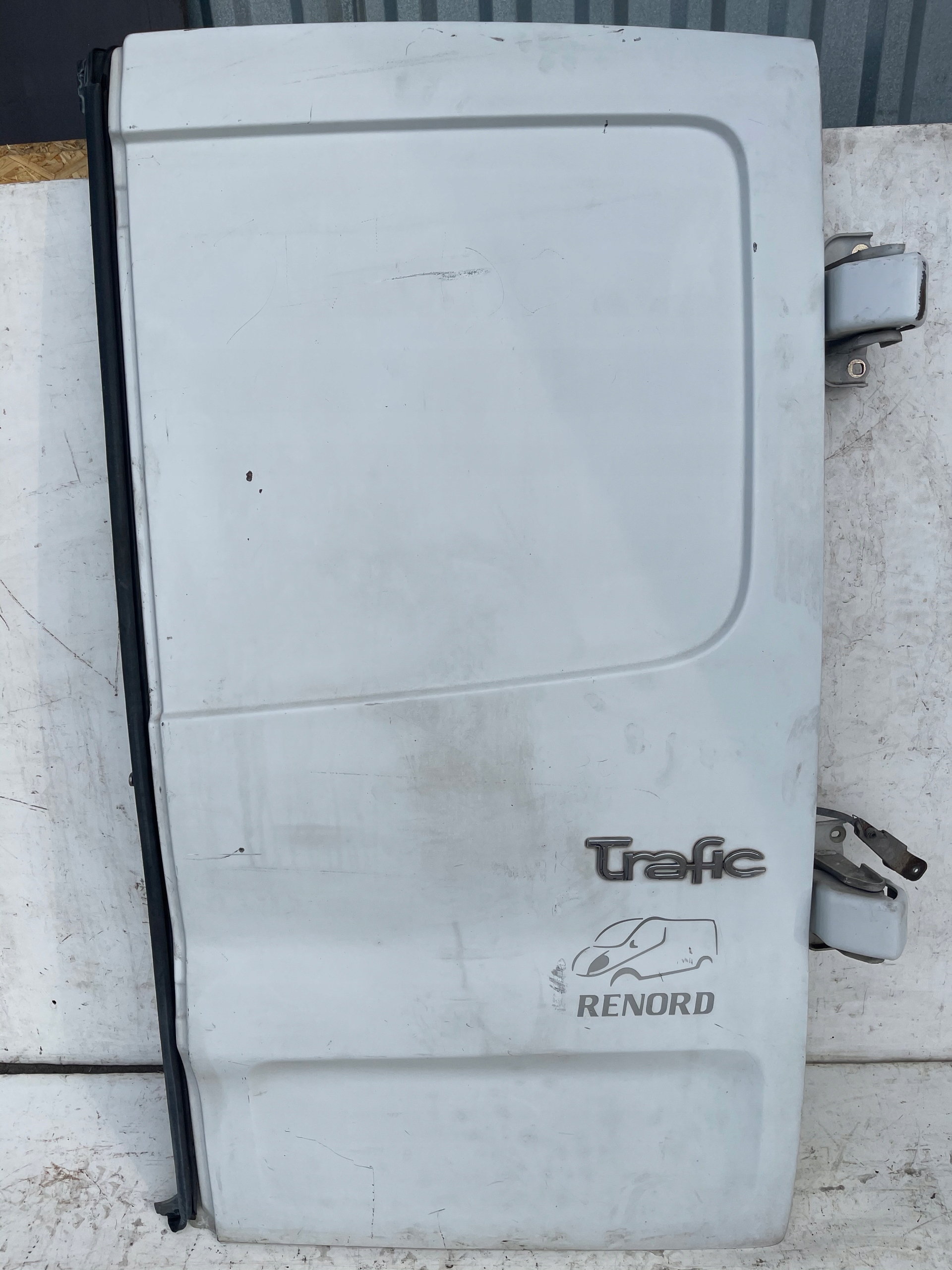 PRAVÉ ZADNÉ DVERE TRAFIC VIVARO 01-