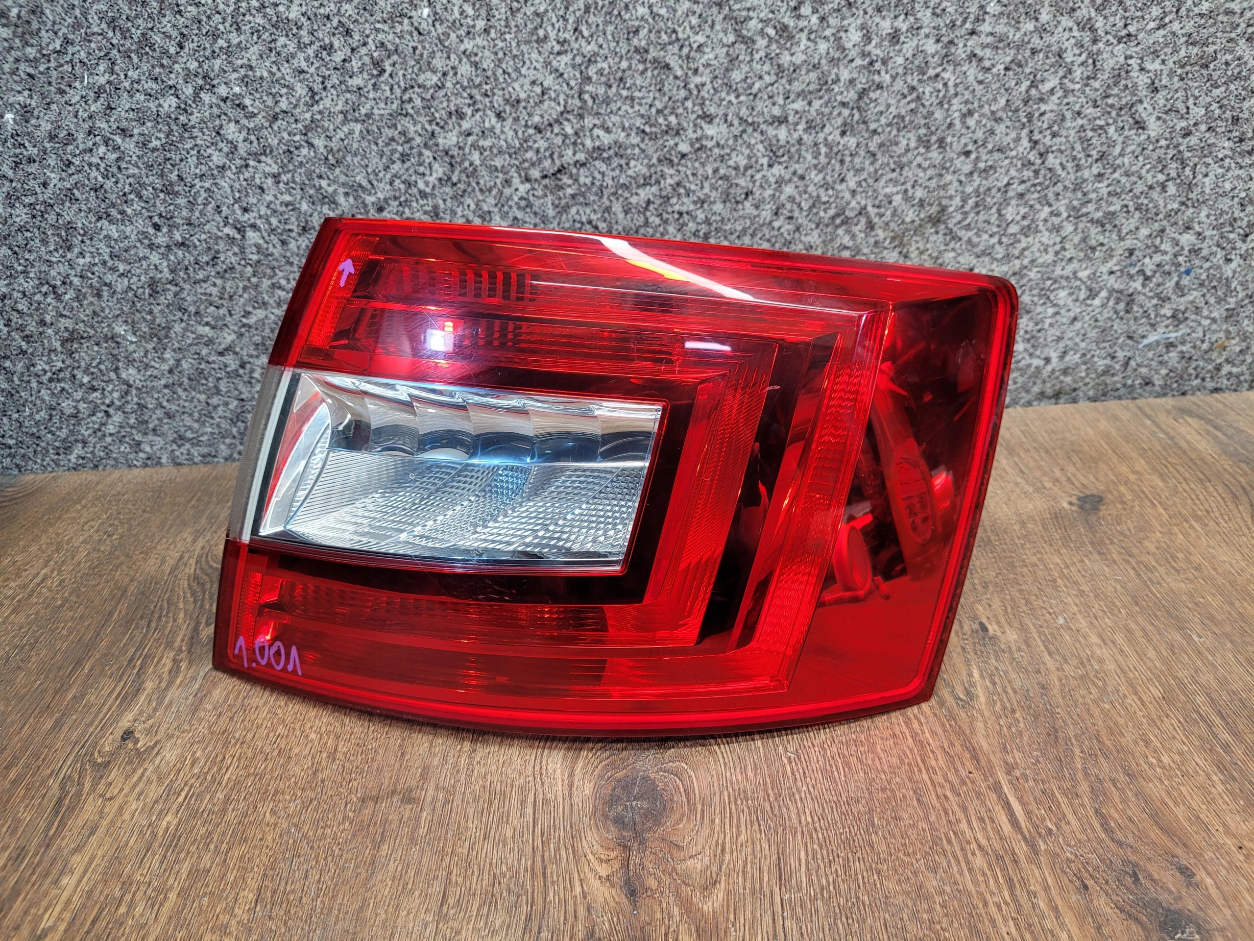 SKODA OCTAVIA III HB PRAVE ZADNE SVETLO 5E5945096