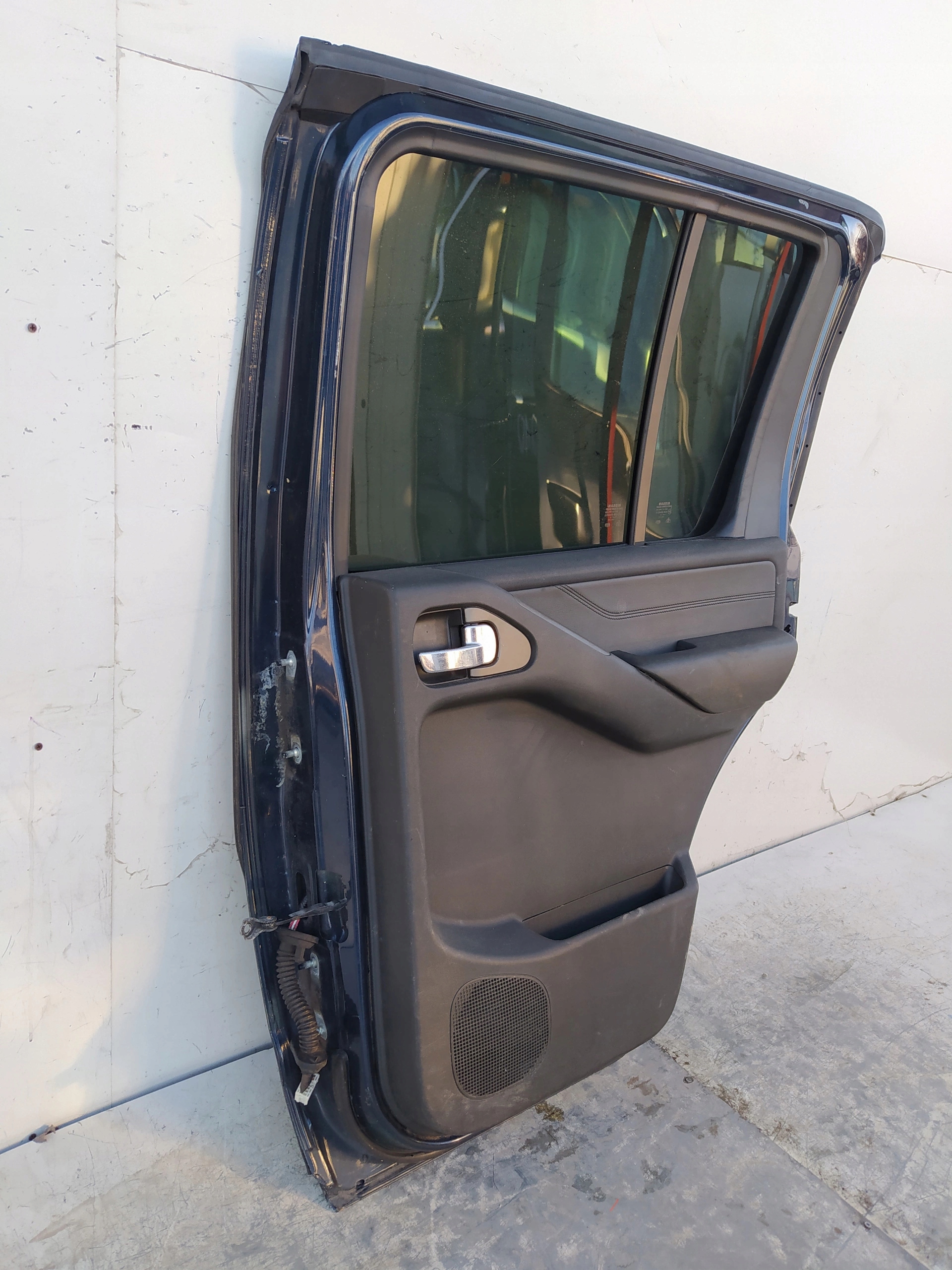 NISSAN PATHFINDER R51 PRAVE ZADNE DVERE