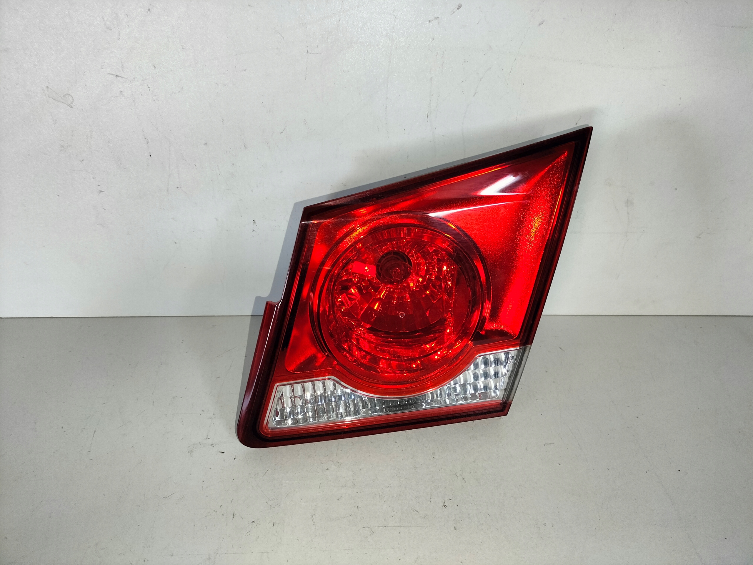 PRAVE ZADNE SVETLO CHEVROLET CRUZE 09- SEDAN VNÚTORNÉ NA KAPOTE