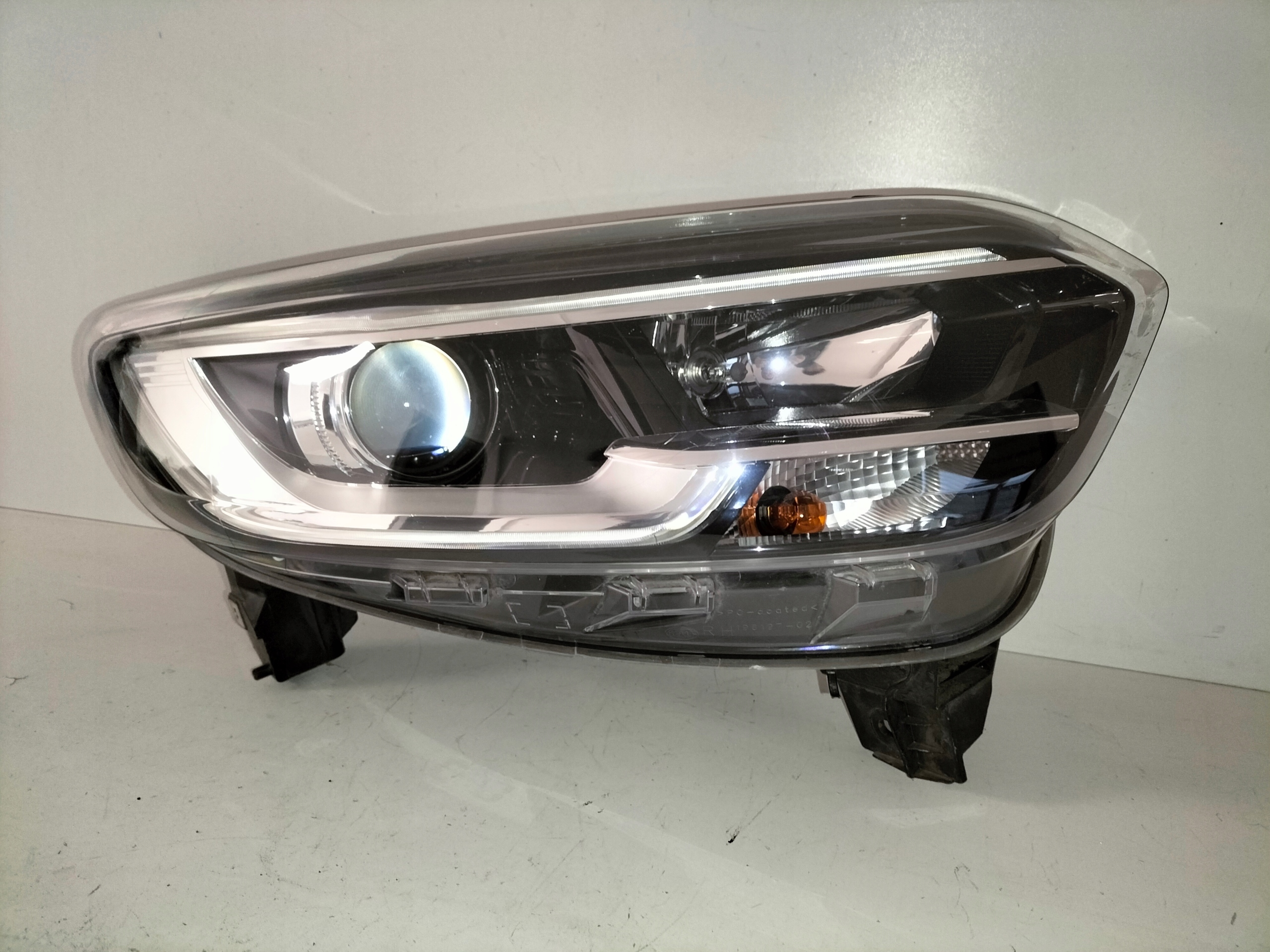 PRAVE PREDNE SVETLO RENAULT KADJAR 15-