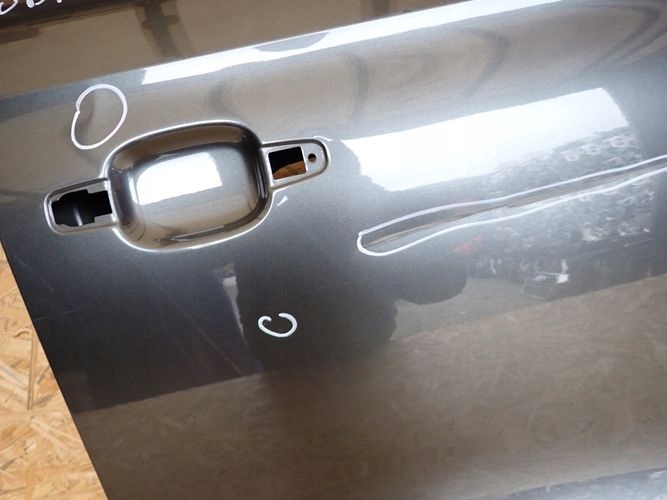 AUDI A1 5d 10- PRAVE PREDNE DVERE