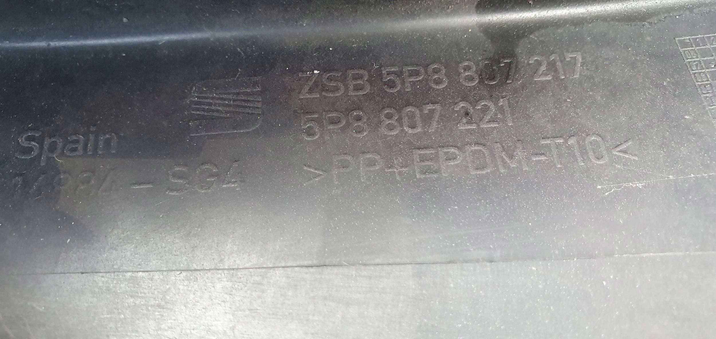 SEAT ALTEA FREETRACK PREDNÝ NÁRAZNÍK 5P8807217
