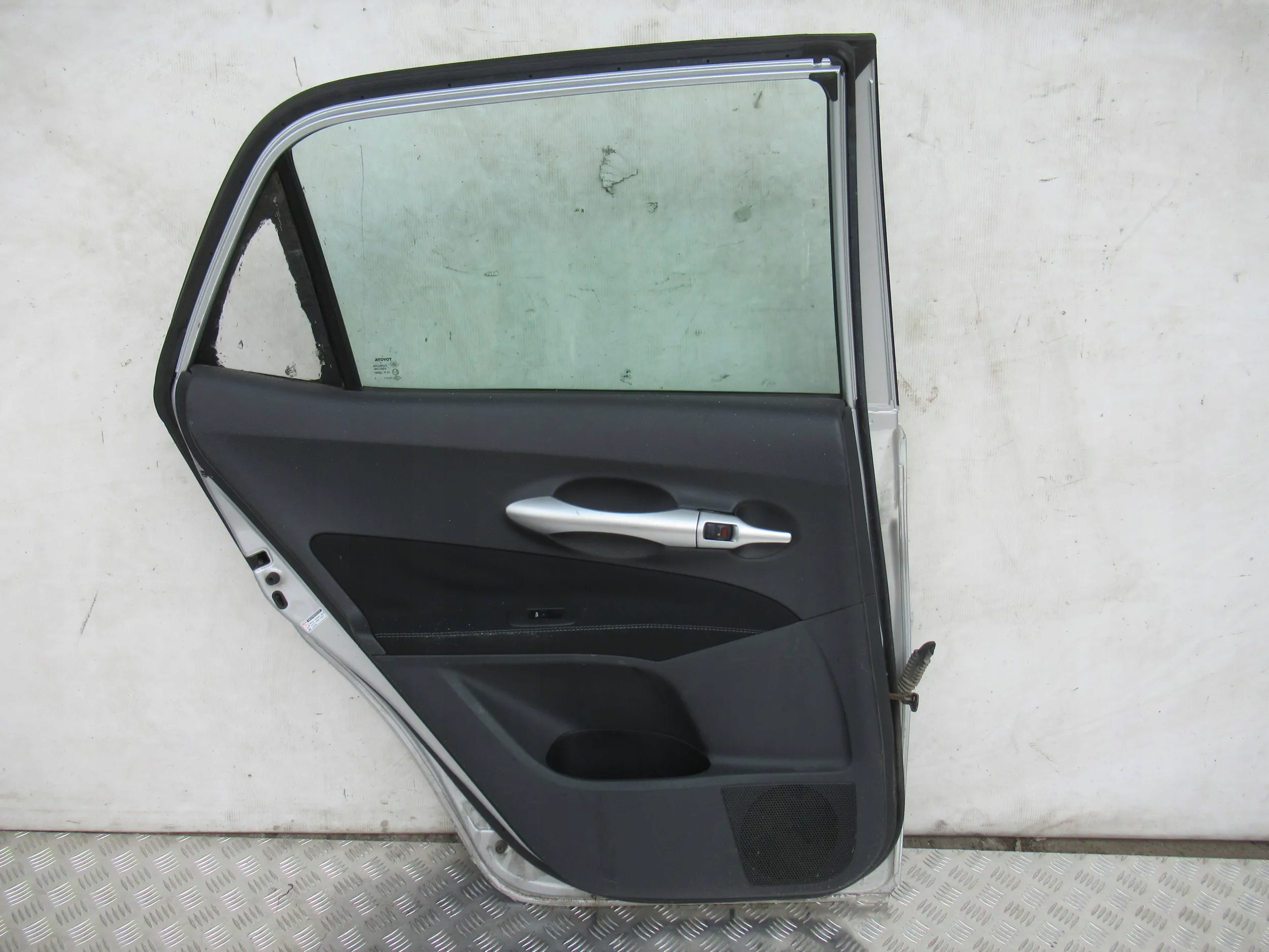 LAVE ZADNE DVERE TOYOTA AURIS I