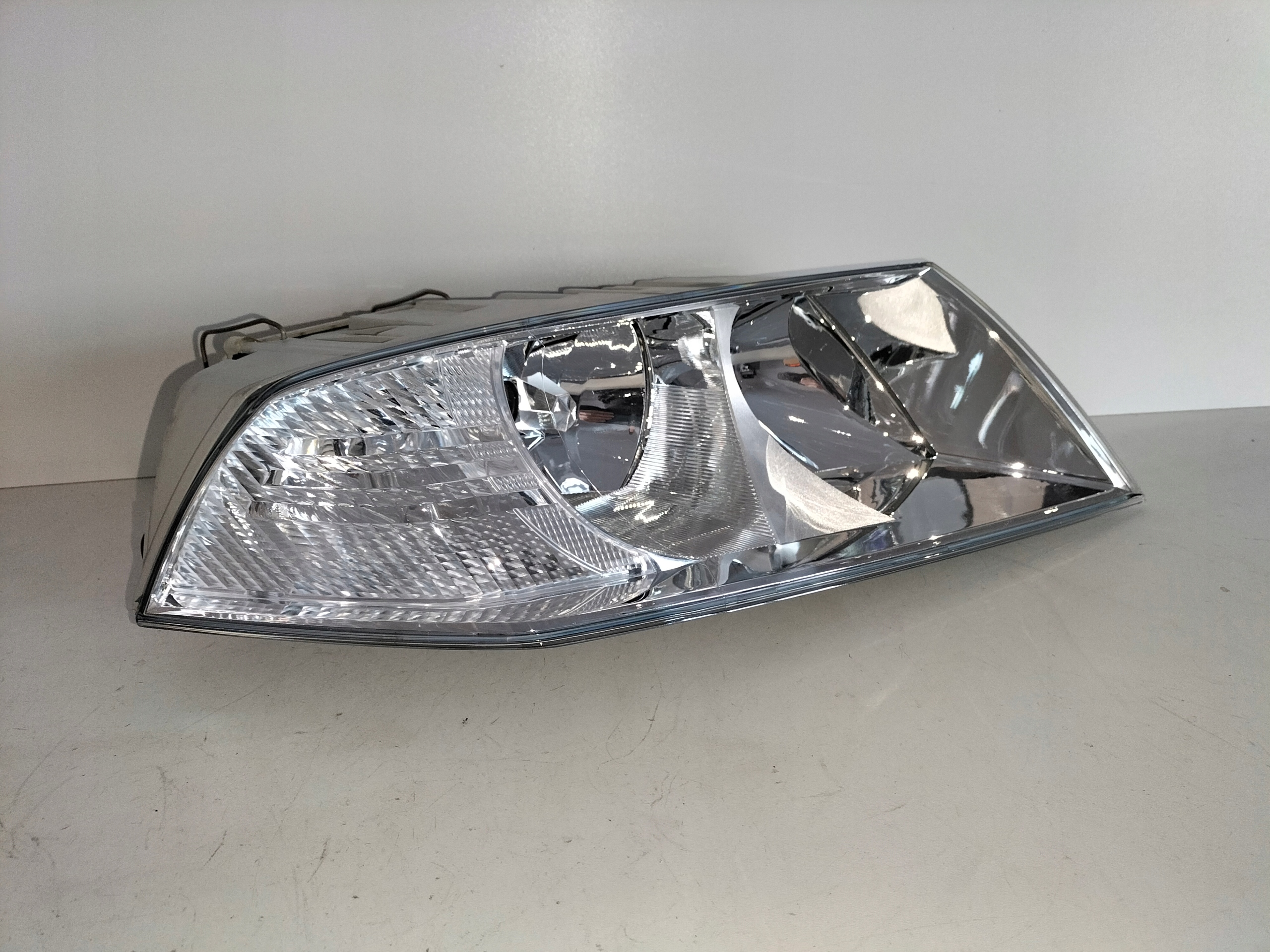 PRAVE PREDNE SVETLO SKODA OCTAVIA II 04-08