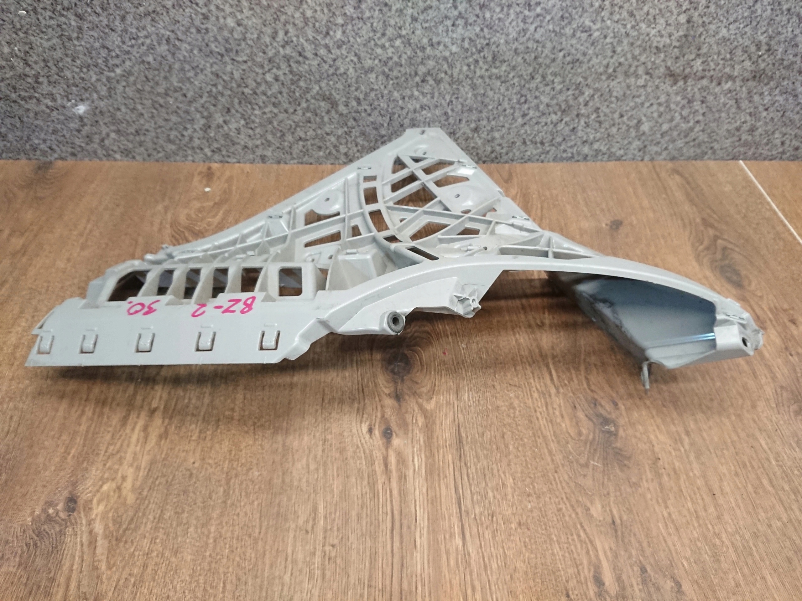 FORD B-MAX DRŽIAK ĽAVÝ ZADNÝ NÁRAZNÍKA AV110296A23-A